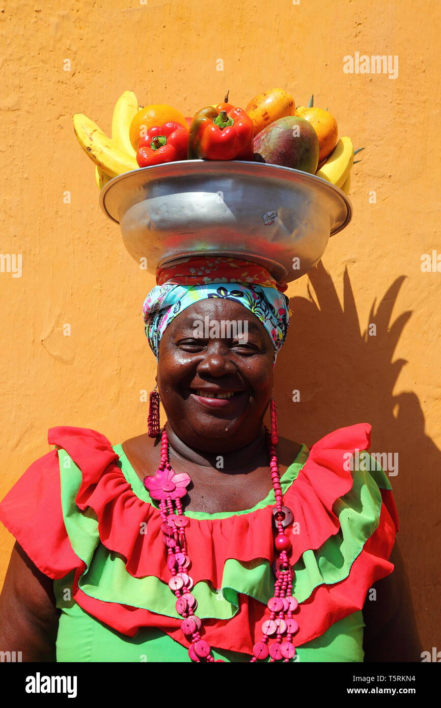 Straße Obst Verkäufer, die traditionelle kolumbianische Kleid in der Altstadt von Cartagena in Kolumbien Stockfoto