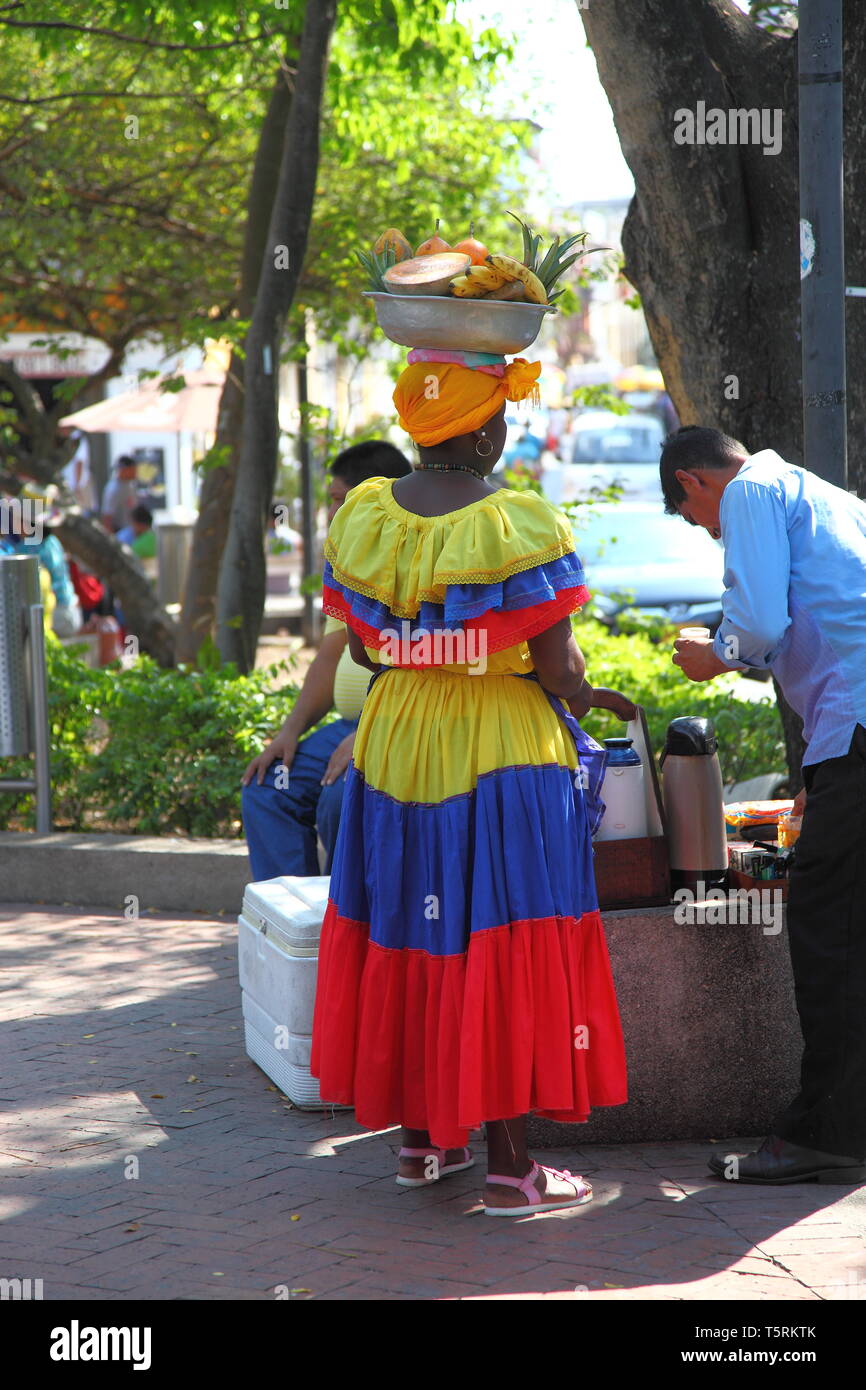 Straße Obst Verkäufer in traditionellen kolumbianischen Kleid in der Altstadt von Cartagena in Kolumbien Stockfoto