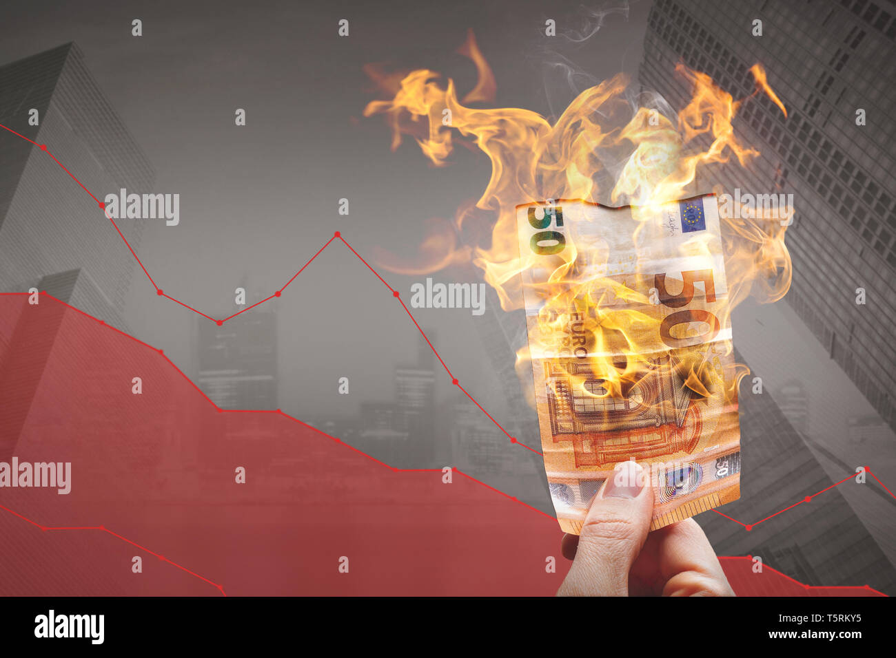 Verlieren geld Konzept - brennende 50 € Bill vor einem sinkenden Graph Stockfoto