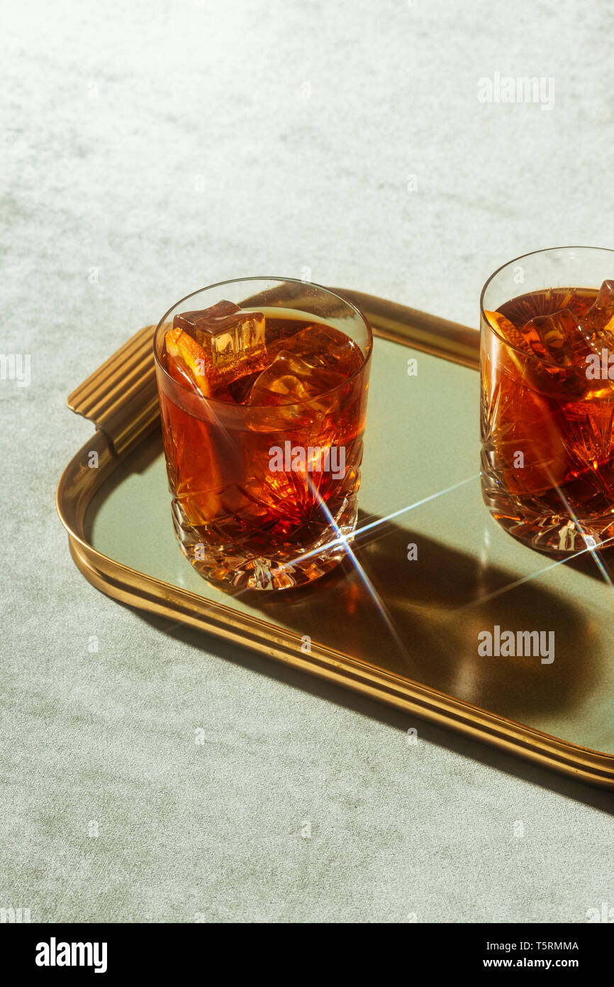 Negroni, eine Iba cocktail Gin, mit 1/3, 1/3, 1/3 vermut bitter, in luxuriösen Pop Stil, reich und bunt. Stockfoto