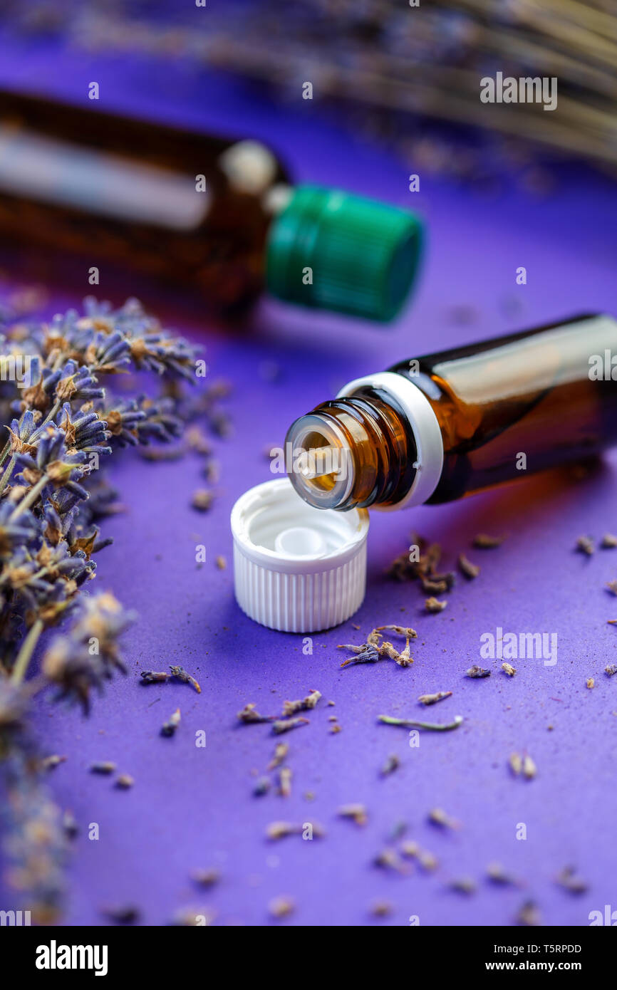 Flasche lavandula ätherisches Öl. Lavendel Aromatherapie Stockfoto