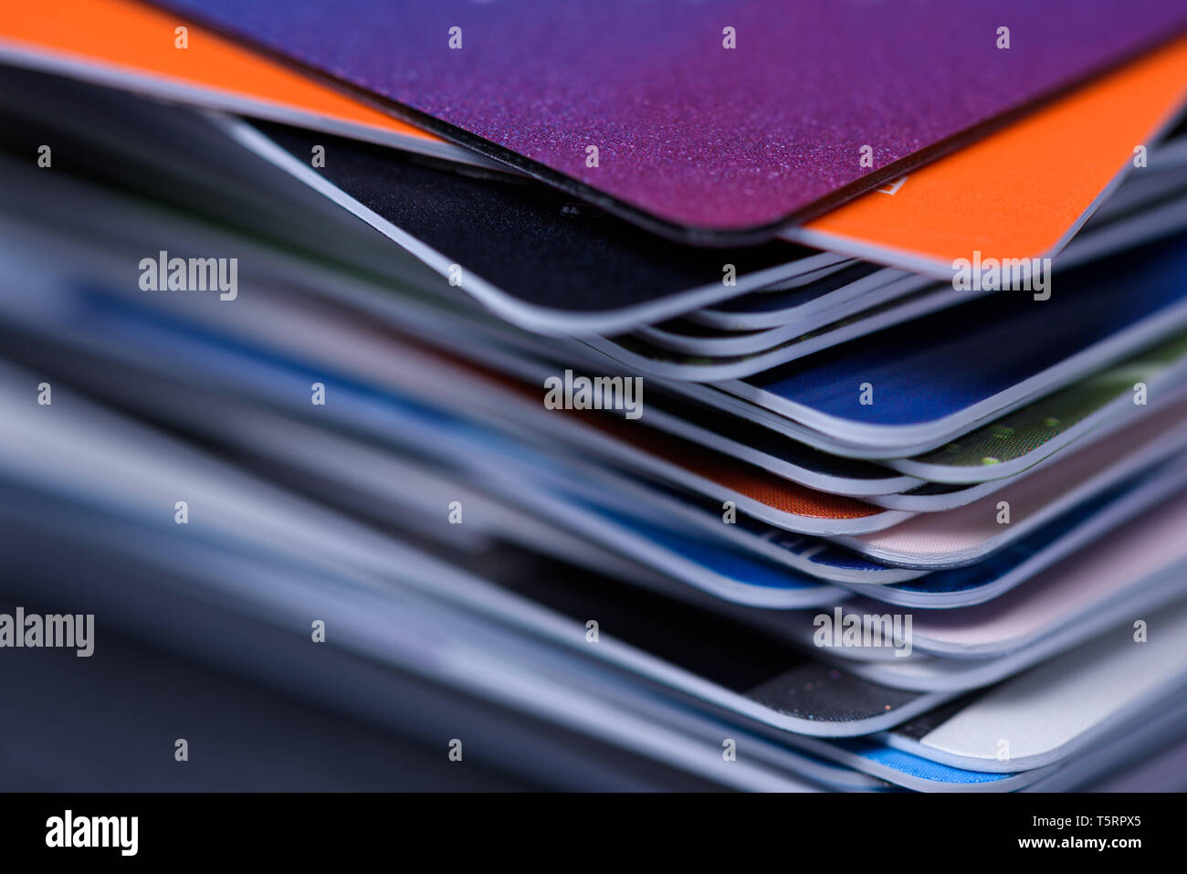 Stapel von Bank plastik Kredit- und Debitkarten, dünne dof Stockfoto