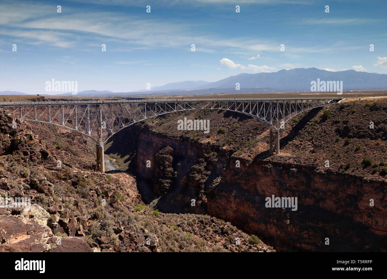 Der Rio Grande Fluss läuft unter dem Rio Grande Schlucht Brücke auf US-Highway 64. Die Schlucht ist Teil des Rio Grande del Norte National Monument in nor Stockfoto