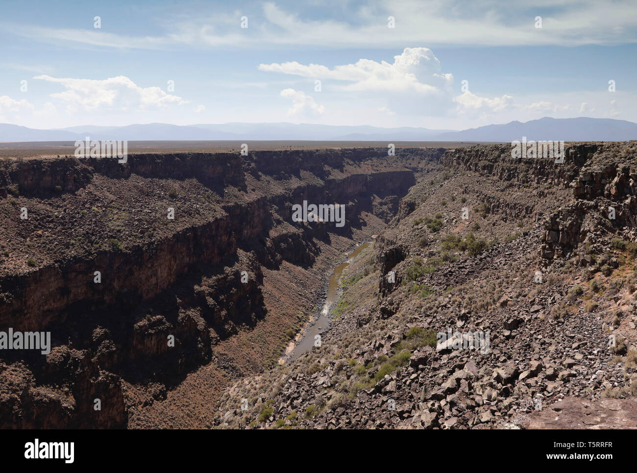 Der Rio Grande Fluss fließt durch den Rio Grande Schlucht südlich von US-Highway 64 in der Nähe von El Prado, New Mexiko. Die Schlucht ist Teil des Rio Grande del Noch Stockfoto