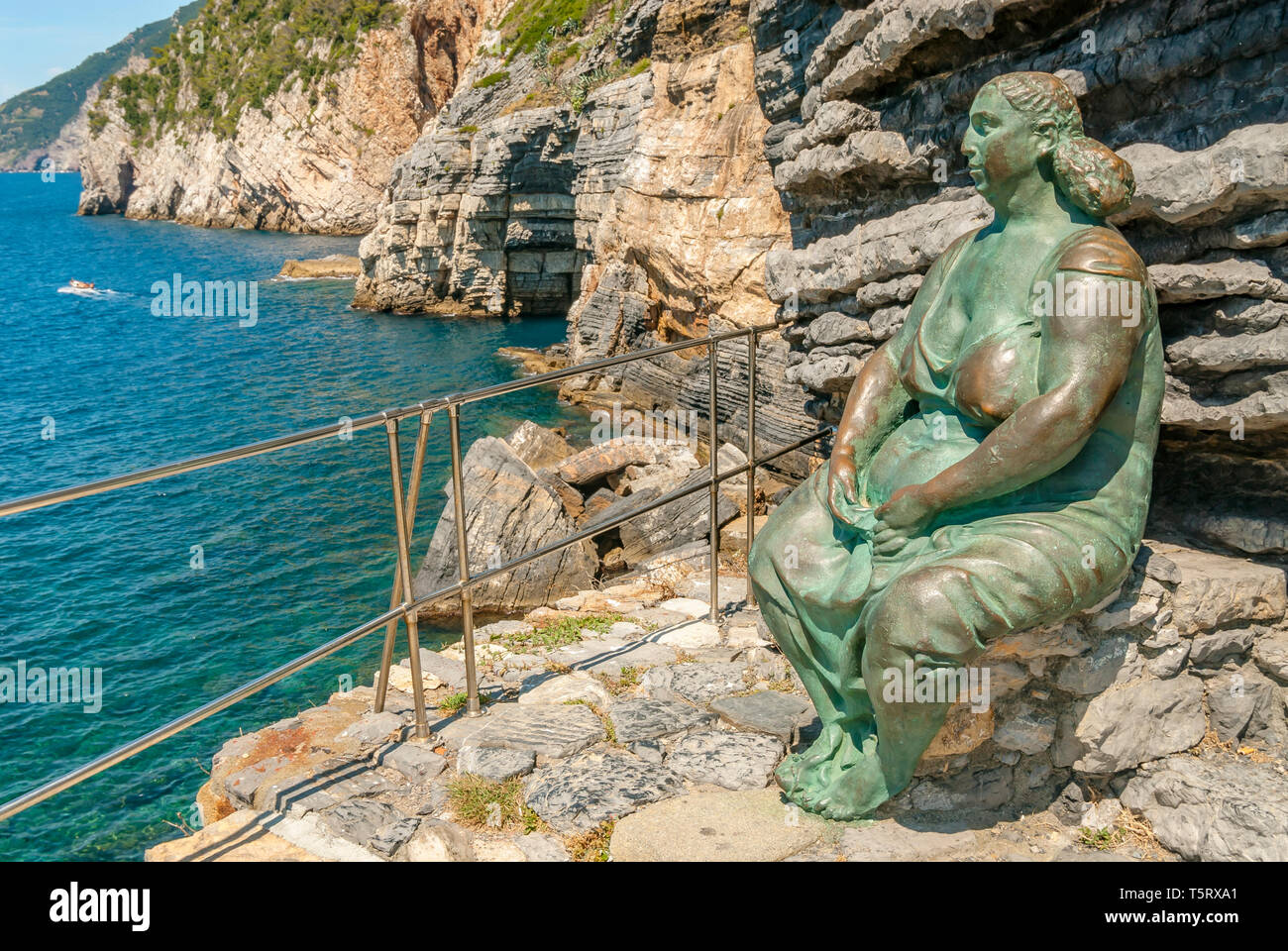 Bronze Skulptur 'Mutter Erde' von Scorzelli oberhalb der Byron Höhle an der Küste von Portovenere, der Nationalpark der Cinque Terre, Ligurien, Italien Stockfoto