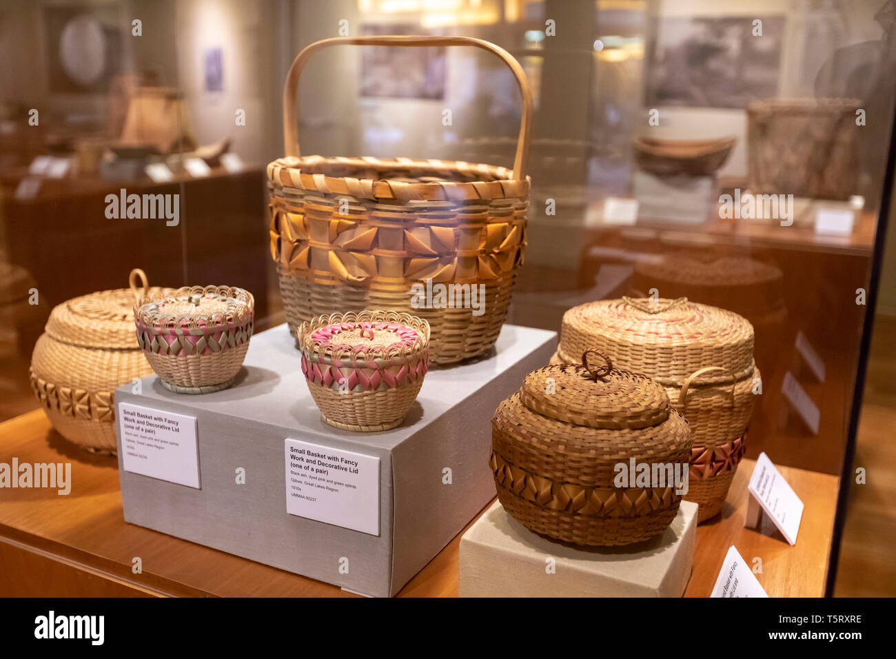 Mt. Angenehm, Michigan - Eine Ausstellung namens "Wiidanokiindiwag' an der Ziibiwing Zentrum der Anishinabe Kultur & Lifeways, ein Museum der Sagin Stockfoto