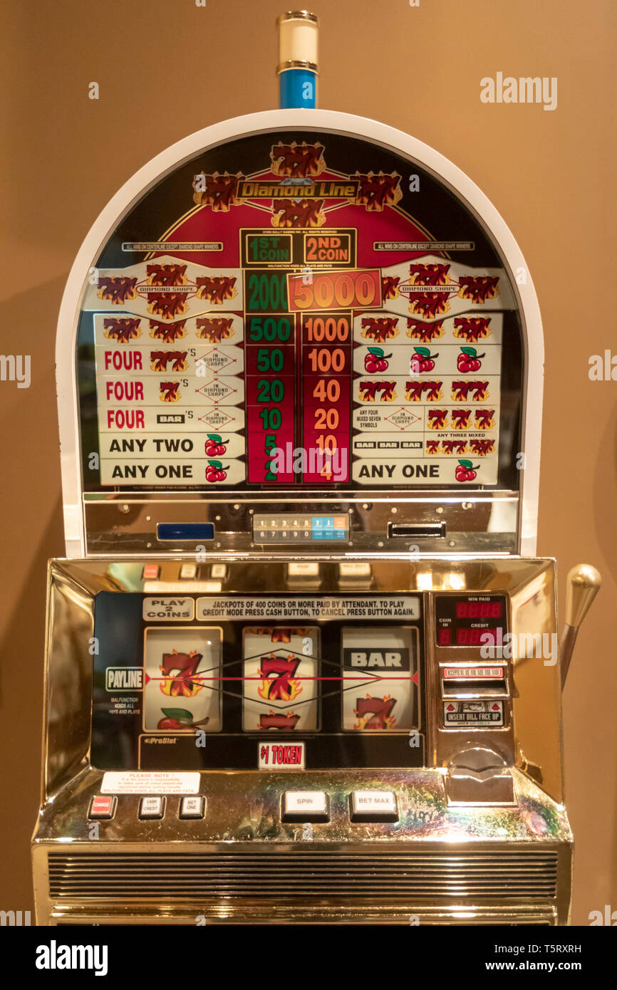 Mt. Angenehm, Michigan - ein Spielautomat, Teil einer Ausstellung in der Ziibiwing Zentrum der Anishinabe Kultur & Lifeways, veranschaulicht die Indianer "Verbinden Stockfoto
