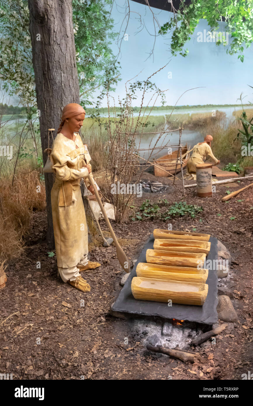Mt. Angenehm, Michigan - eine Frau macht Ahorn Zucker in einer Ausstellung am Ziibiwing Zentrum der Anishinabe Kultur & Lifeways, ein Museum von der Sa betrieben Stockfoto