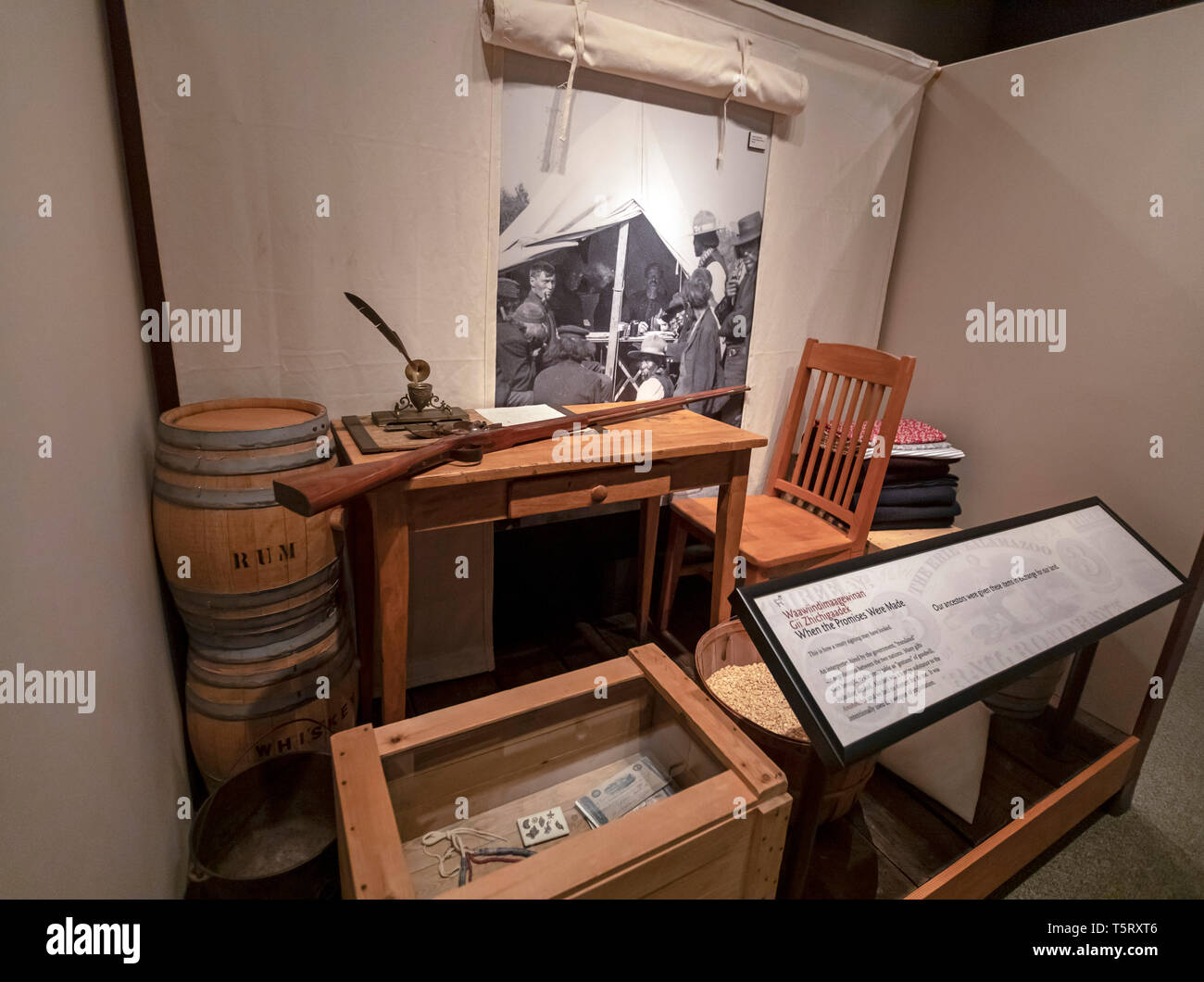 Mt. Angenehm, Michigan - eine Ausstellung am Ziibiwing Zentrum der Anishinabe Kultur & Lifeways zeigt die Elemente gab die Regierung die Inder in exchan Stockfoto