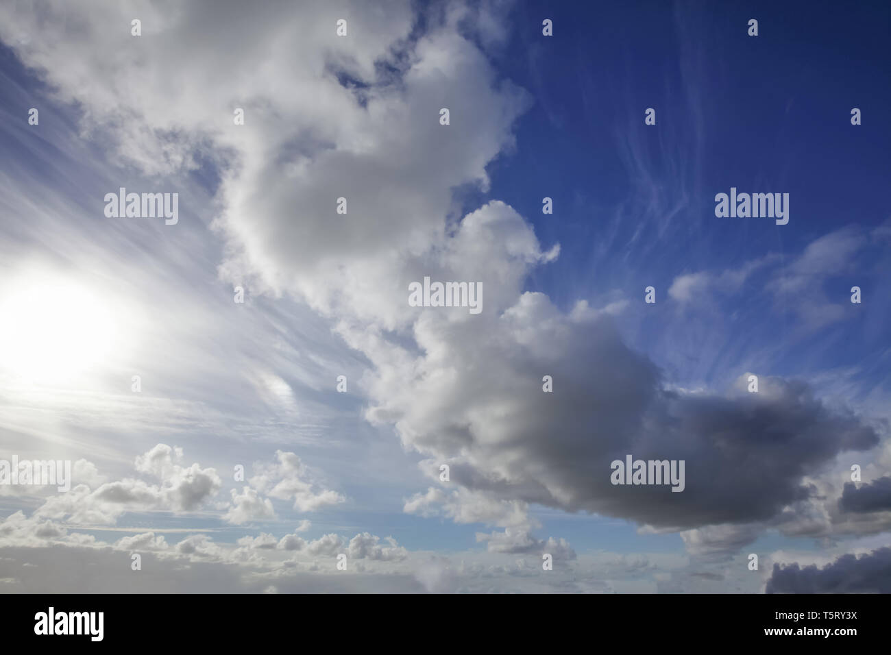 Schöne Himmel mit weißen Wolken und Sonnenschein. Blauer Himmel und den himmlischen Sonnenlicht Natur Hintergrund Stockfoto