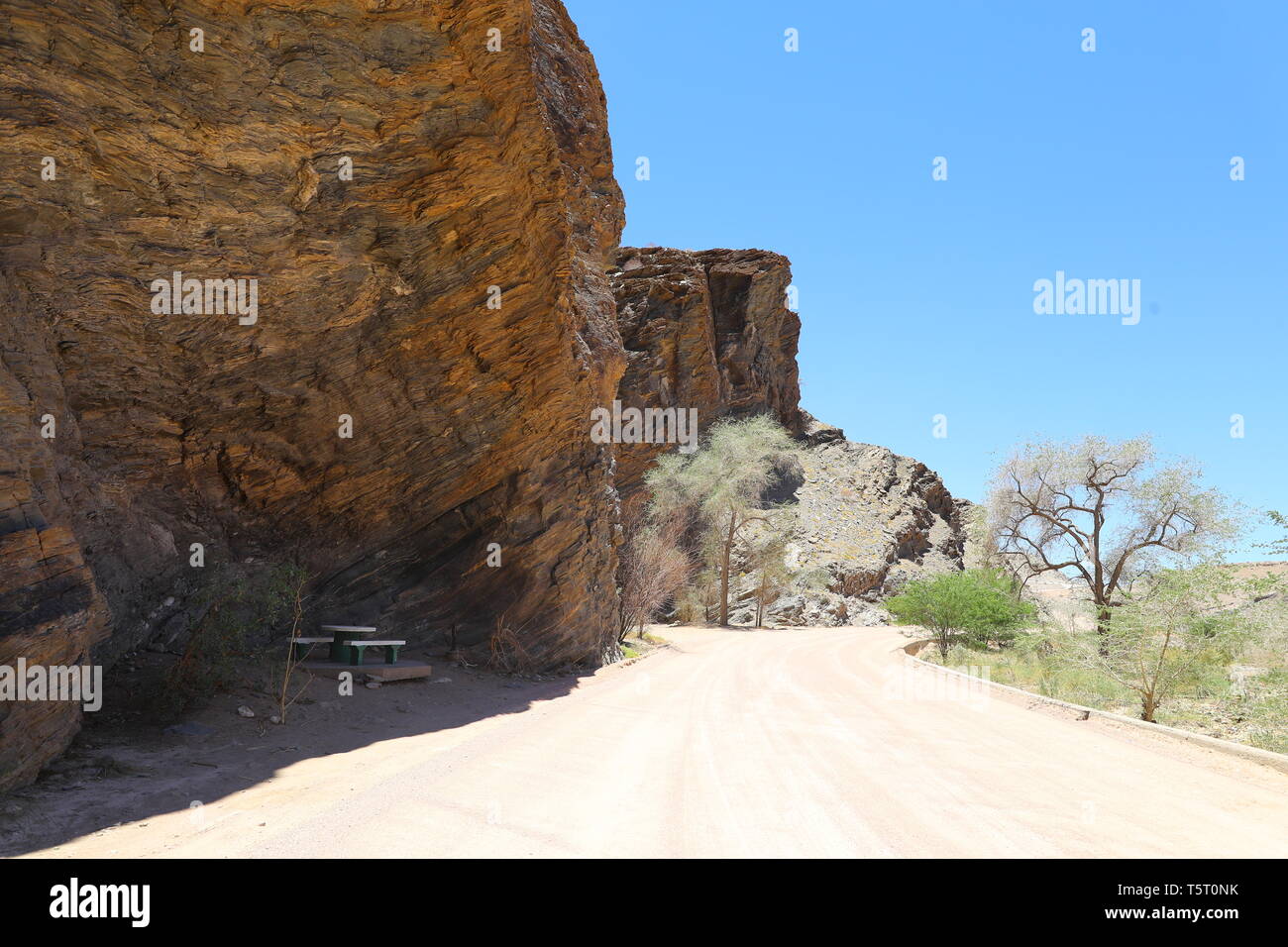 Schotterstraße in der Nähe von Kuiseb Pass in Namibia Stockfoto