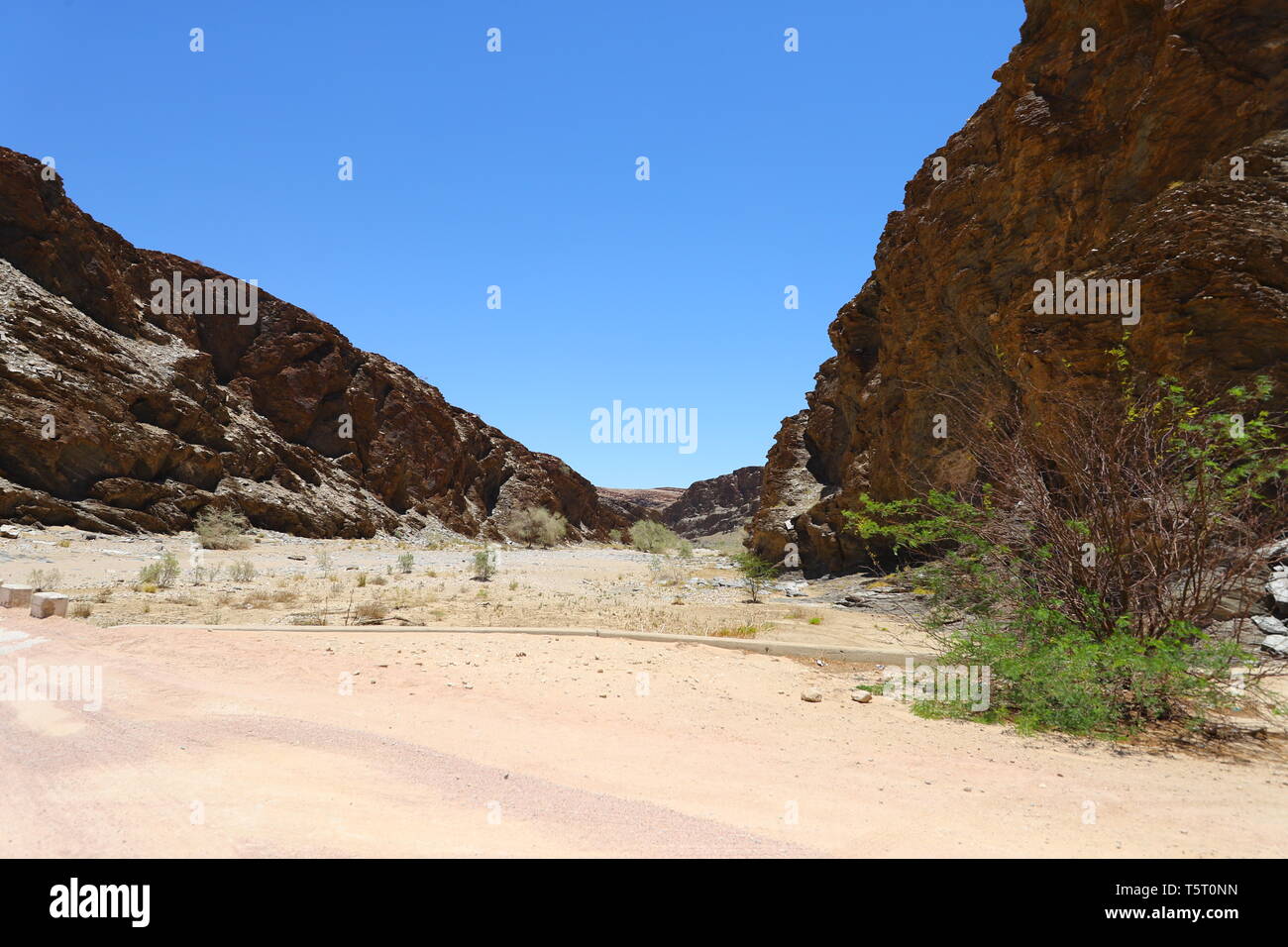 Schotterstraße in der Nähe von Kuiseb Pass in Namibia Stockfoto