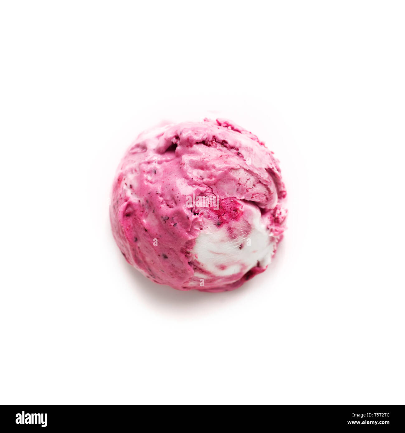 Heidelbeere Eis isoliert auf weißem Hintergrund, Ansicht von oben, kopieren. Schaufel von Pink berry Blueberry icecream. Stockfoto