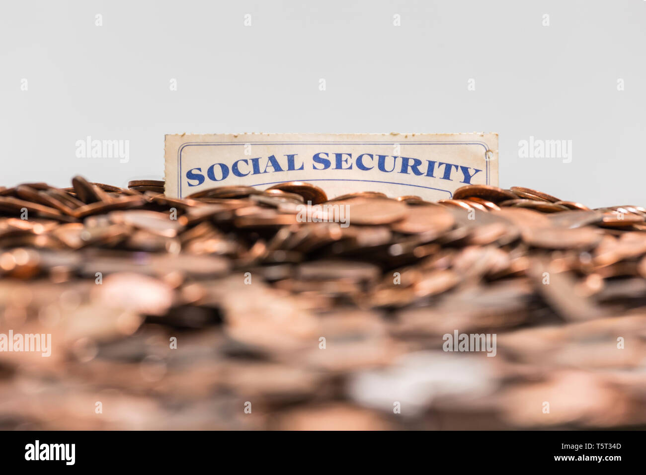 Social Security Card in einem erdhügel Kupfer Pennies begraben. Stockfoto