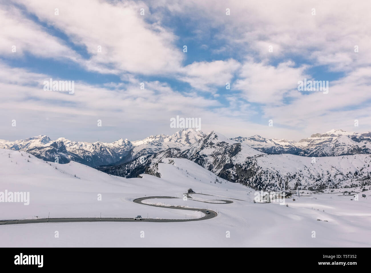 Road with slopes in the mountains in winter, Giau Pass (ital. Passo di Giau), Italy Stockfoto