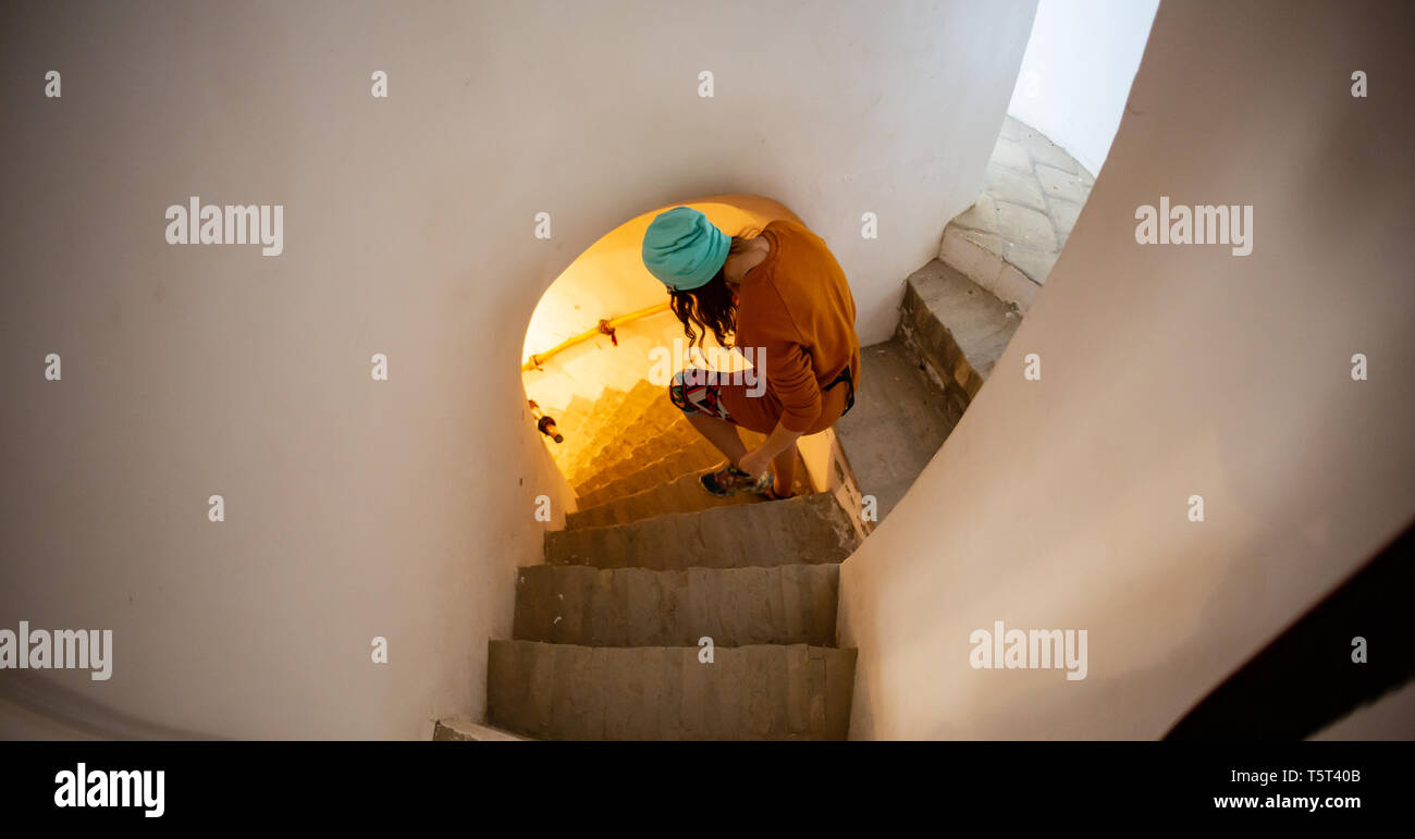 Jugendlich Mädchen zu Fuß die Treppen hinauf entdecken neue Geheimnisse. Stockfoto