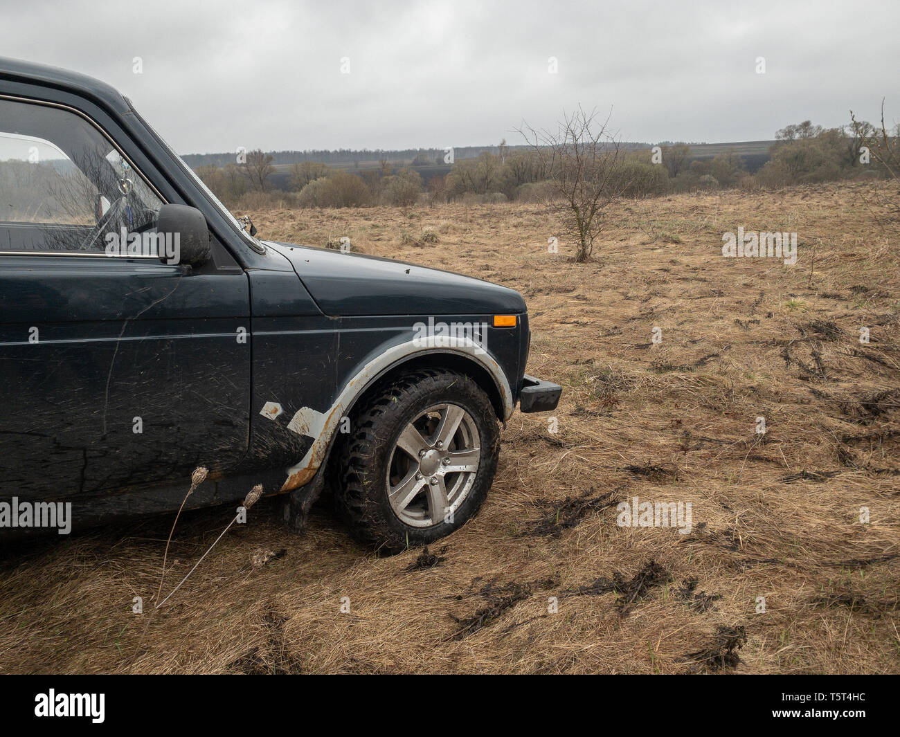 Moskau, Russland - Dezember 25, 2018: Schwarzer russischer Geländewagen Lada Niva 4x4 (VAZ 2121 / 21214) auf dem Feld geparkt. Stockfoto