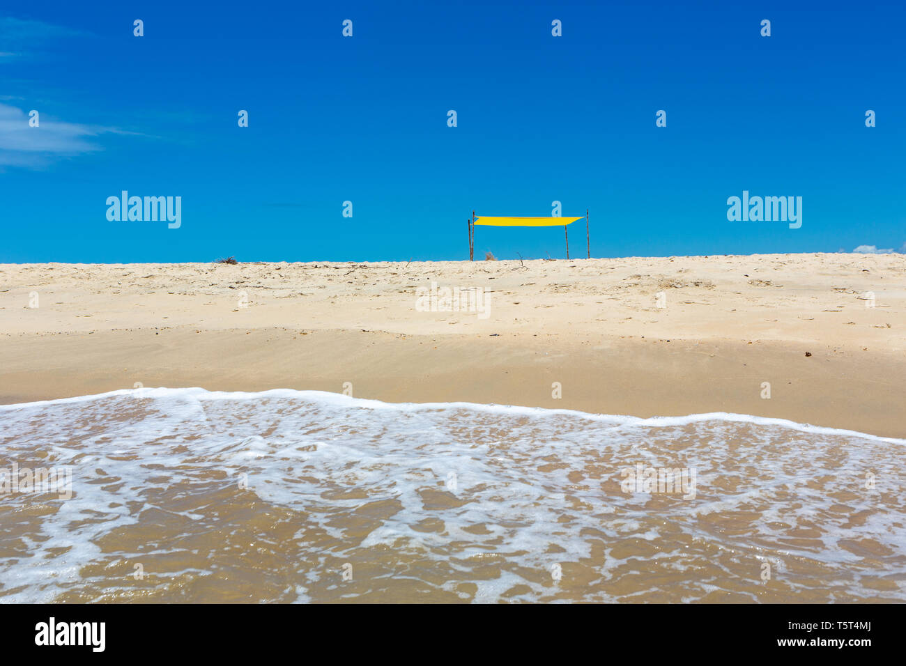 Schöner Blick auf den Strand von Sea Point und kleinen gelben Zelt auf sonnigen Sommertag. Konzept der Ferien, Ruhe und Entspannung. Bahia, Brasilien. Stockfoto