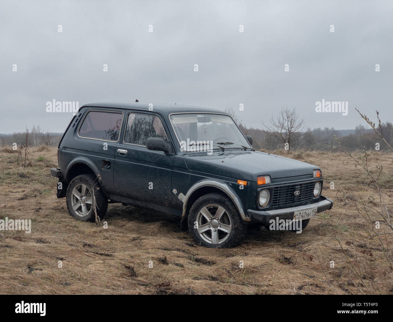 Moskau, Russland - Dezember 25, 2018: Schwarzer russischer Geländewagen Lada Niva 4x4 (VAZ 2121 / 21214) auf dem Feld geparkt. Stockfoto