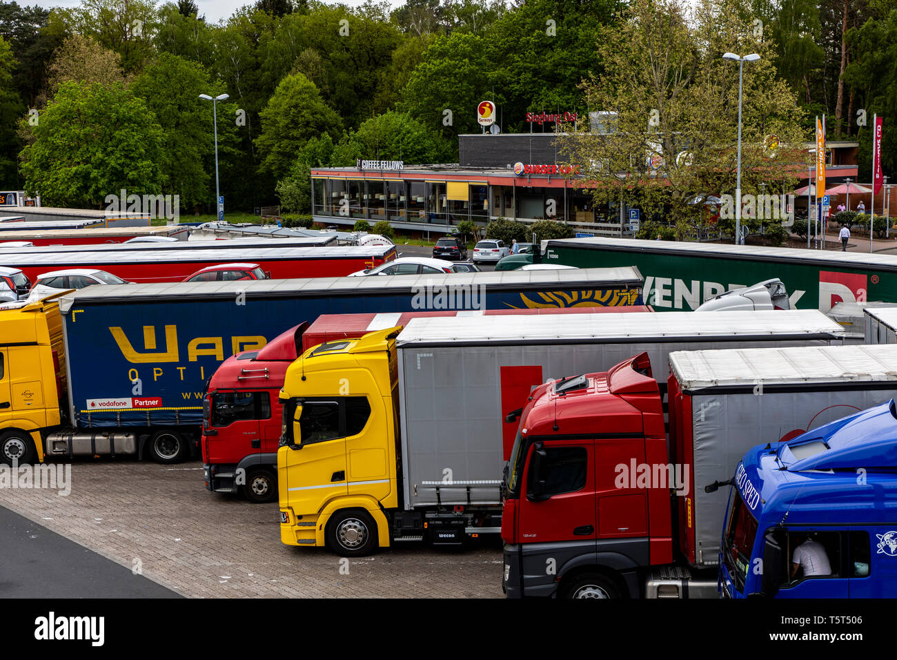 Bereich Rest, Raststätte Siegburg, auf der Autobahn A3, Deutschland, northbound, überfüllt, nicht genug Parkplätze für Lkw, am späten Nachmittag, der rastplatz Stockfoto