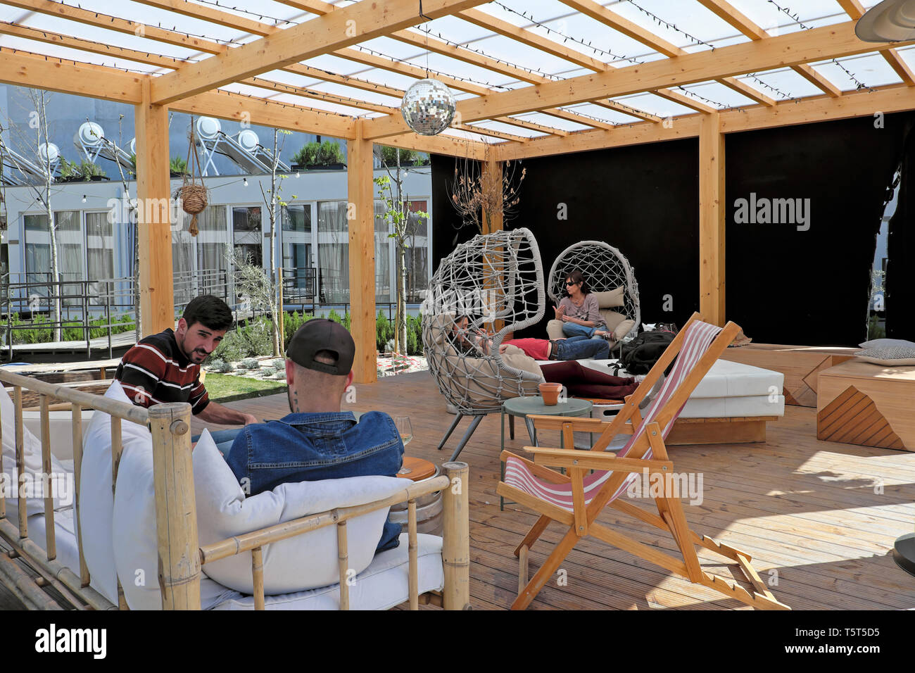 Menschen Entspannen Entspannen im Außenbereich Garten Deck zu Selina Youth Hostel in der portugiesischen Stadt Porto Oporto Portugal Europa EU-KATHY DEWITT Stockfoto