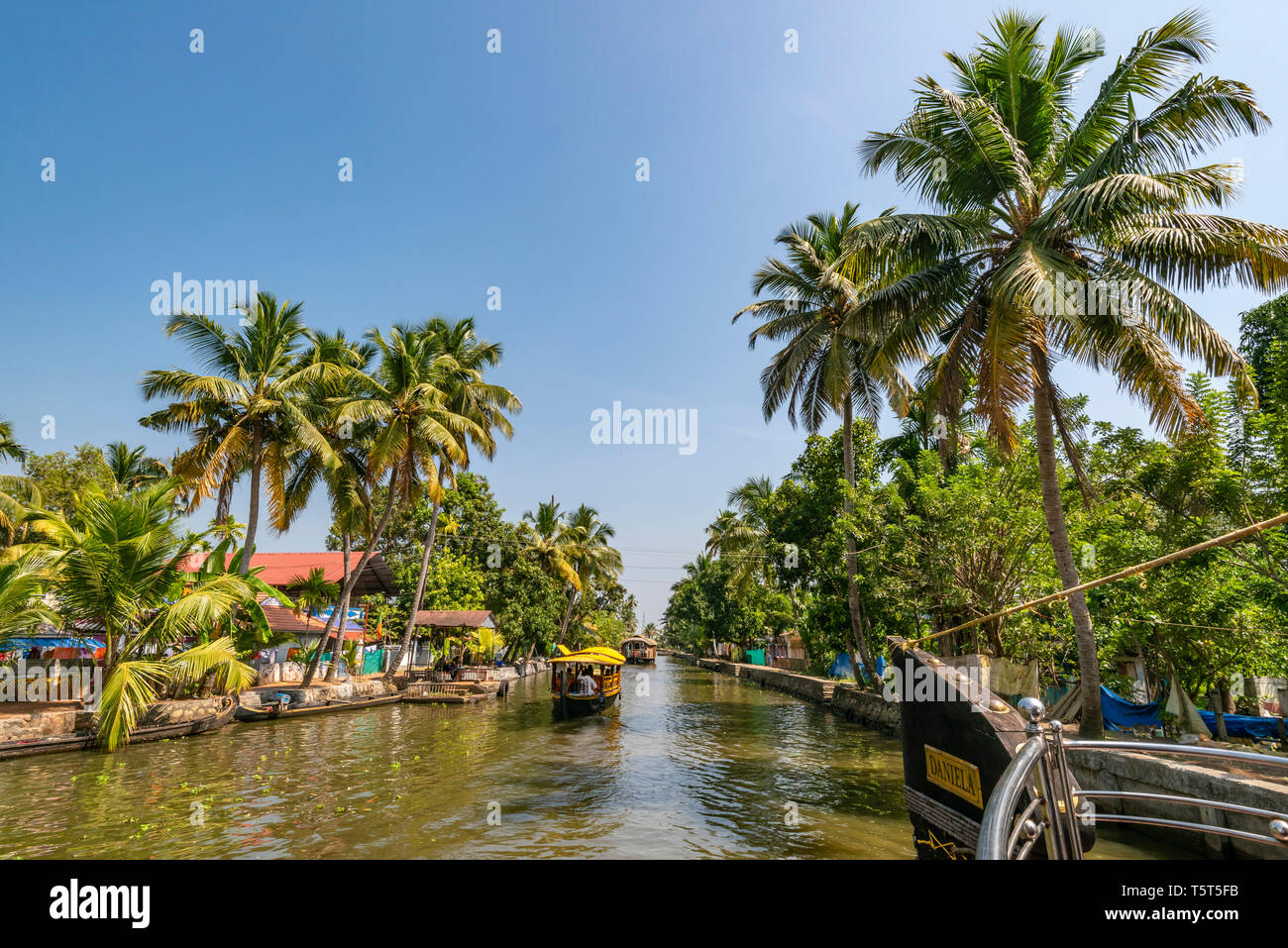 Horizontale Ansicht der traditionellen riceboats entlang zu segeln einen Kanal in Kerala, Indien. Stockfoto