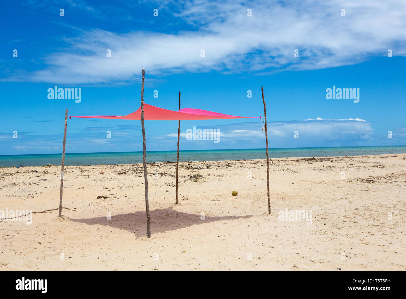 Schöner Blick auf den Strand mit einem rosa Zelt auf sonnigen Sommertag. Konzept der Ferien, Ruhe und Entspannung. Ponta do Corumbau, Bahia, Brasilien. Stockfoto