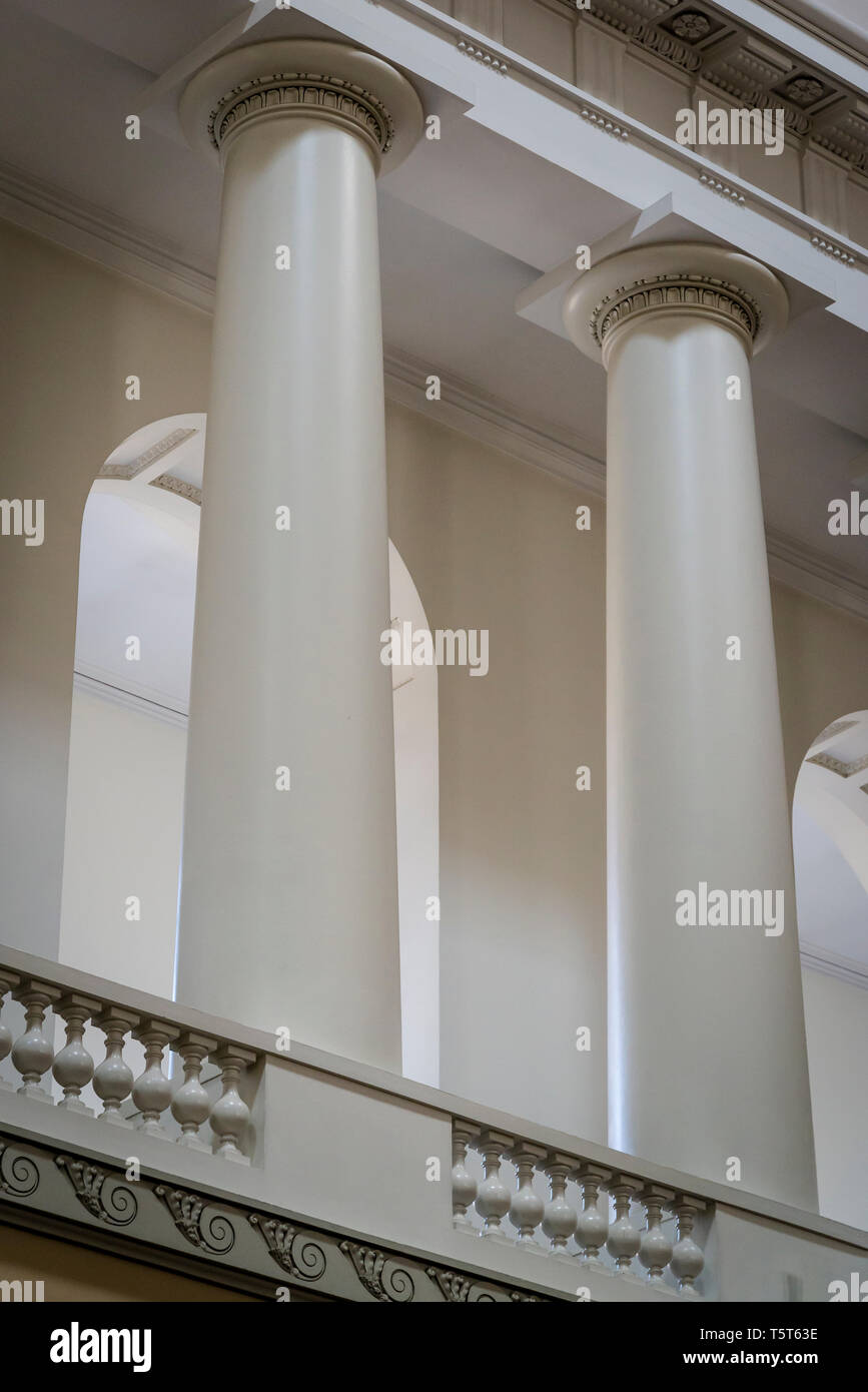 Weißen Säulen in einer Kirche Stockfoto