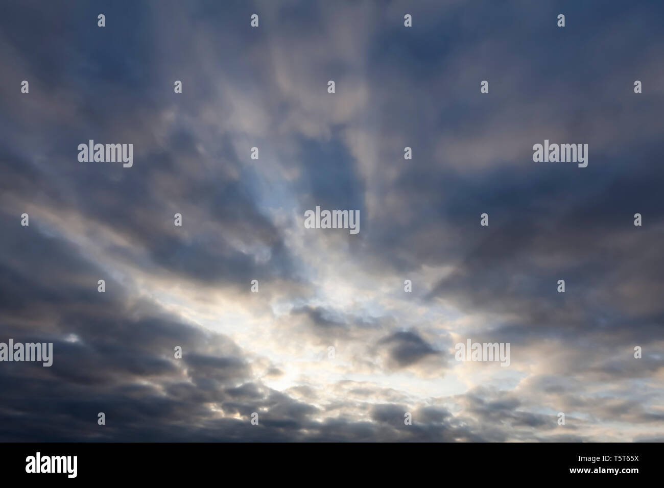 Bewölkter Himmel mit Sonne durch zu brechen. Cloudscape Natur Hintergrund Stockfoto