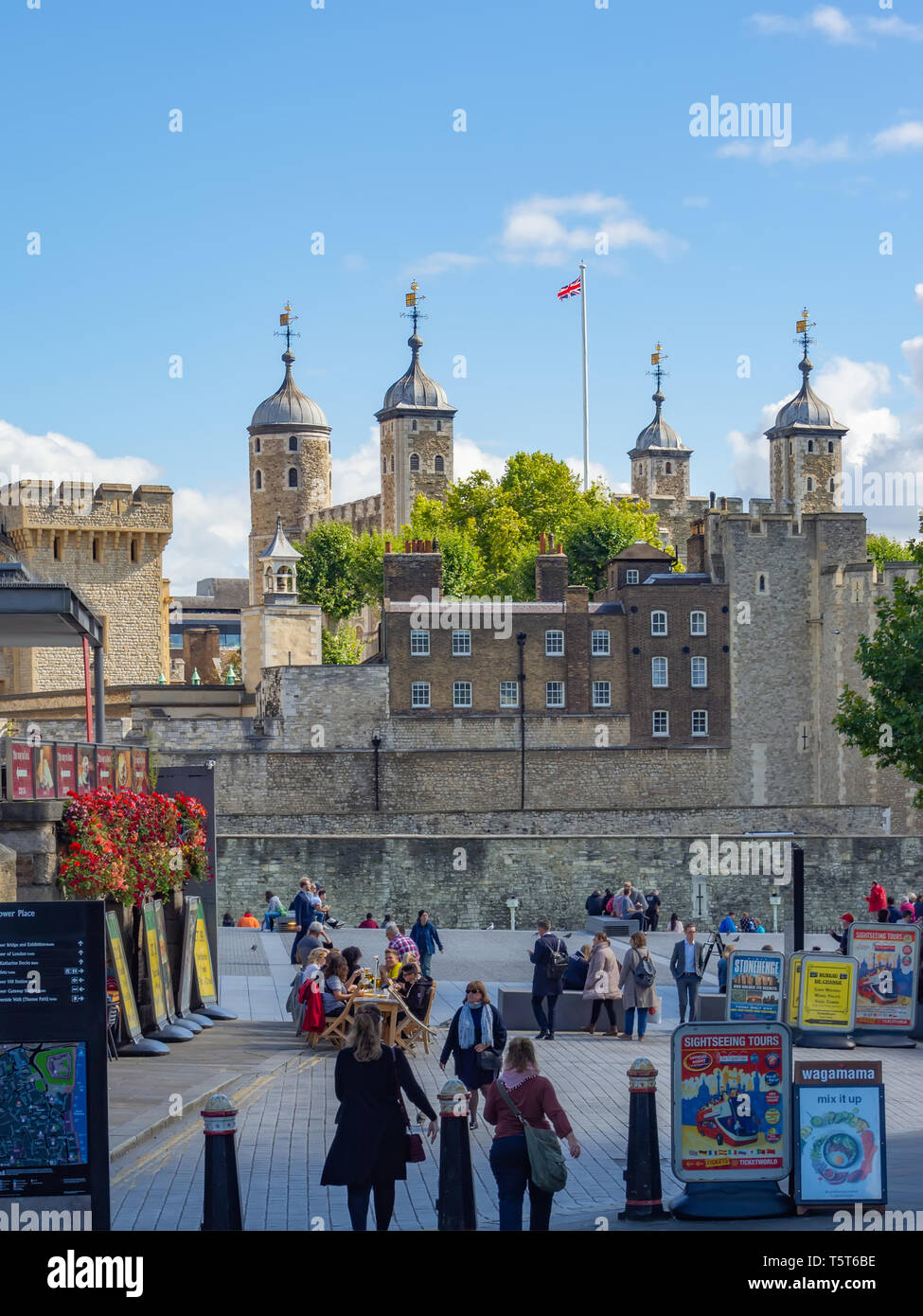 Der Tower von London - eine Burg und der königliche Palast, der zum UNESCO-Weltkulturerbe zählt, der auf einem hellen, sonnigen Tag. Stockfoto