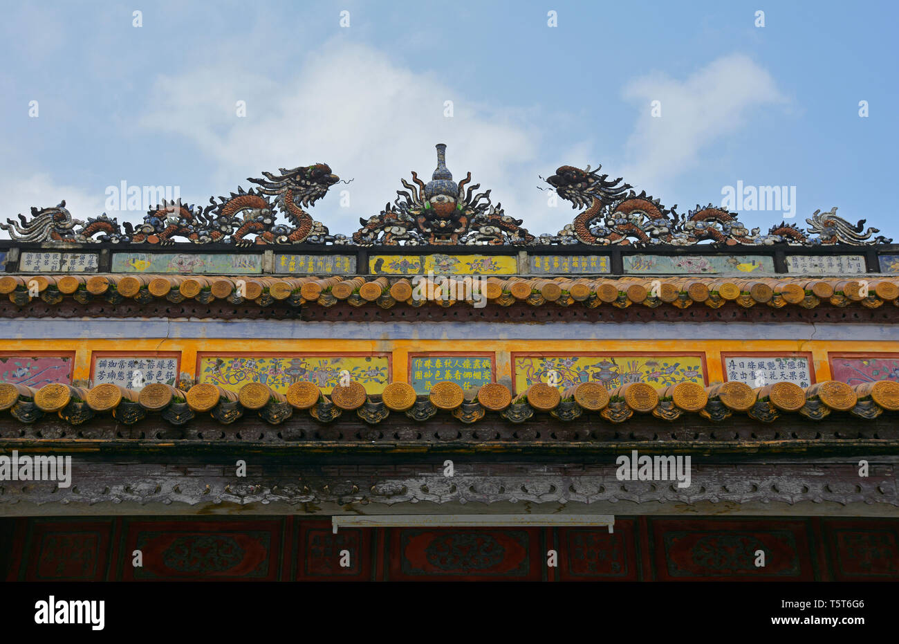 Dach Detail auf der Thai Hoa Palace in die Kaiserstadt, Hue, Vietnam Stockfoto
