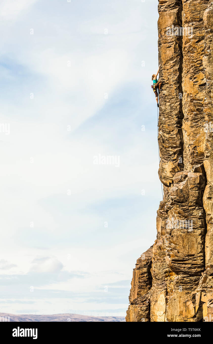 Eine Frau Klettern ein Basalt-Felsen in Zentral-Washington State, USA. Stockfoto