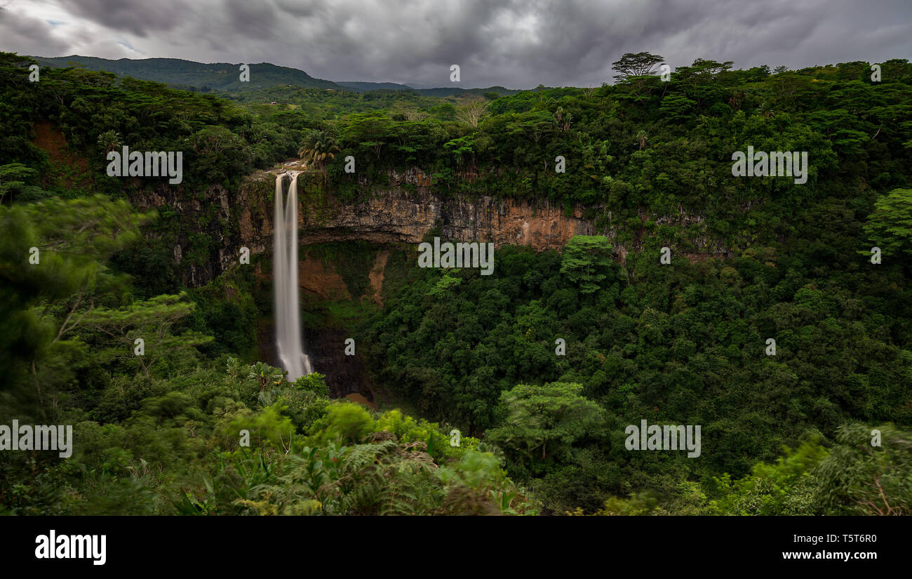 Ein Gewitter an der Chamarel Wasserfall auf der wunderschönen Insel Mauritius. Stockfoto