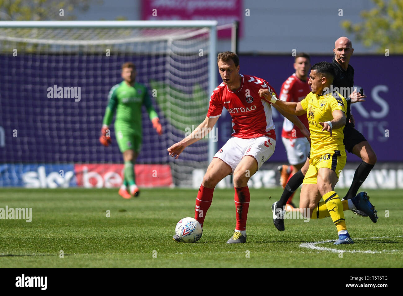 19 April 2019, Kassam Stadion, Oxford England; Sky Bet League One, Oxford United vs Charlton Athletic; Krystian Bielik steuert ball Credit: Phil Westlake/News Bilder der Englischen Football League Bilder unterliegen DataCo Lizenz Stockfoto