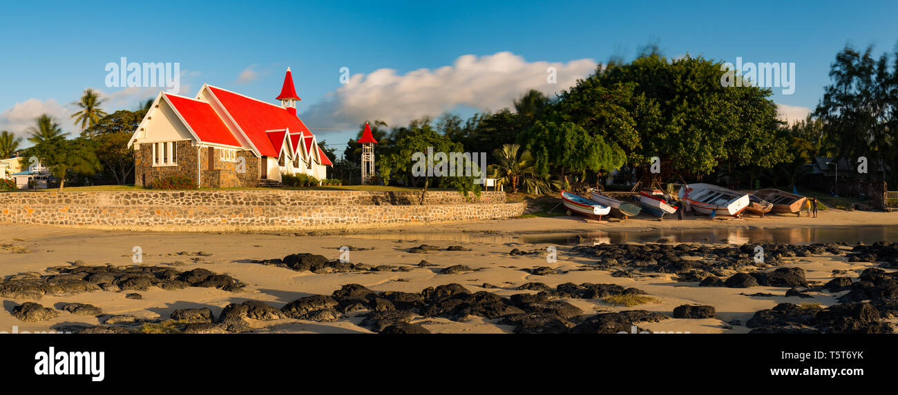 Ein Panorama der berühmten Roten Kirche in Cap Malheureux auf der Insel Mauritius mit Menschen arbeiten auf Fischerbooten. Stockfoto
