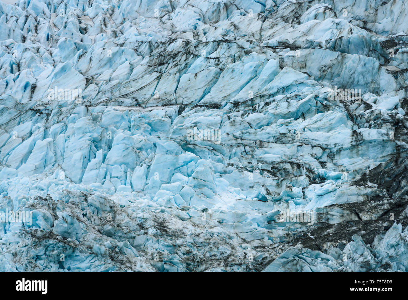 Eiszeit Blues und Schmutz braun in gebrochene Eis Muster auf Gletscher in die Drygalski Fjord, South Georgia, als Natur Hintergrund Stockfoto