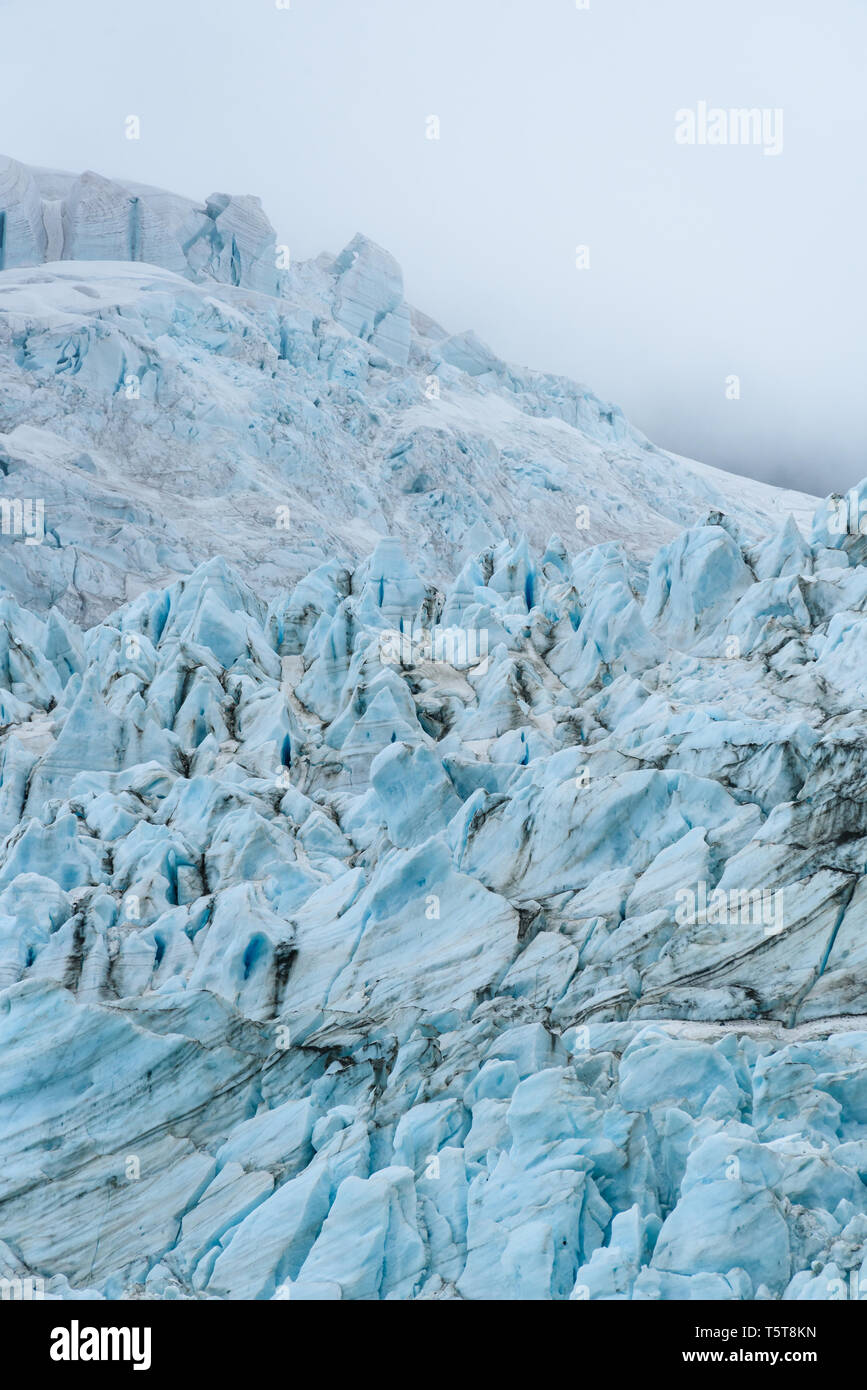 Eiszeit Blues und Schmutz braun in gebrochene Eis Muster auf Gletscher in die Drygalski Fjord, South Georgia, als Natur Hintergrund Stockfoto