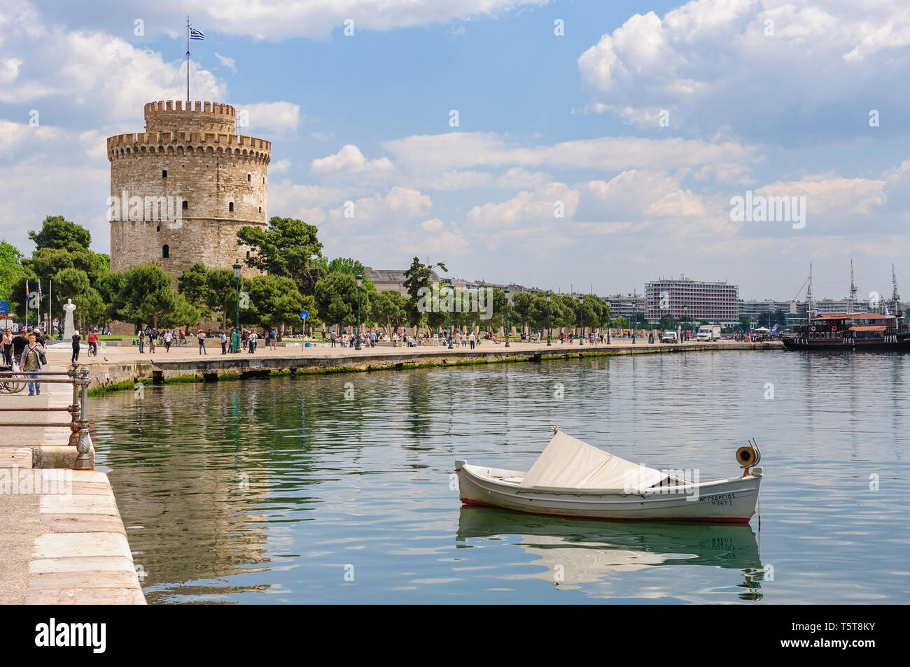 Passanten in der Nähe von White Tower, Thessaloniki, Griechenland Stockfoto