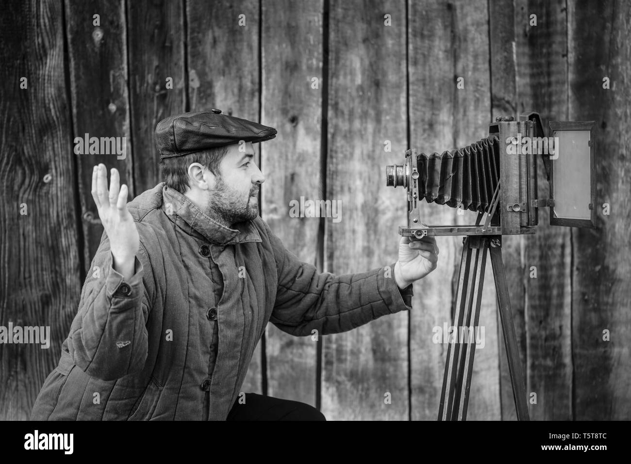 Selfie altmodischen Mann auf Großformat-Kamera. Idee - selfie Stockfoto