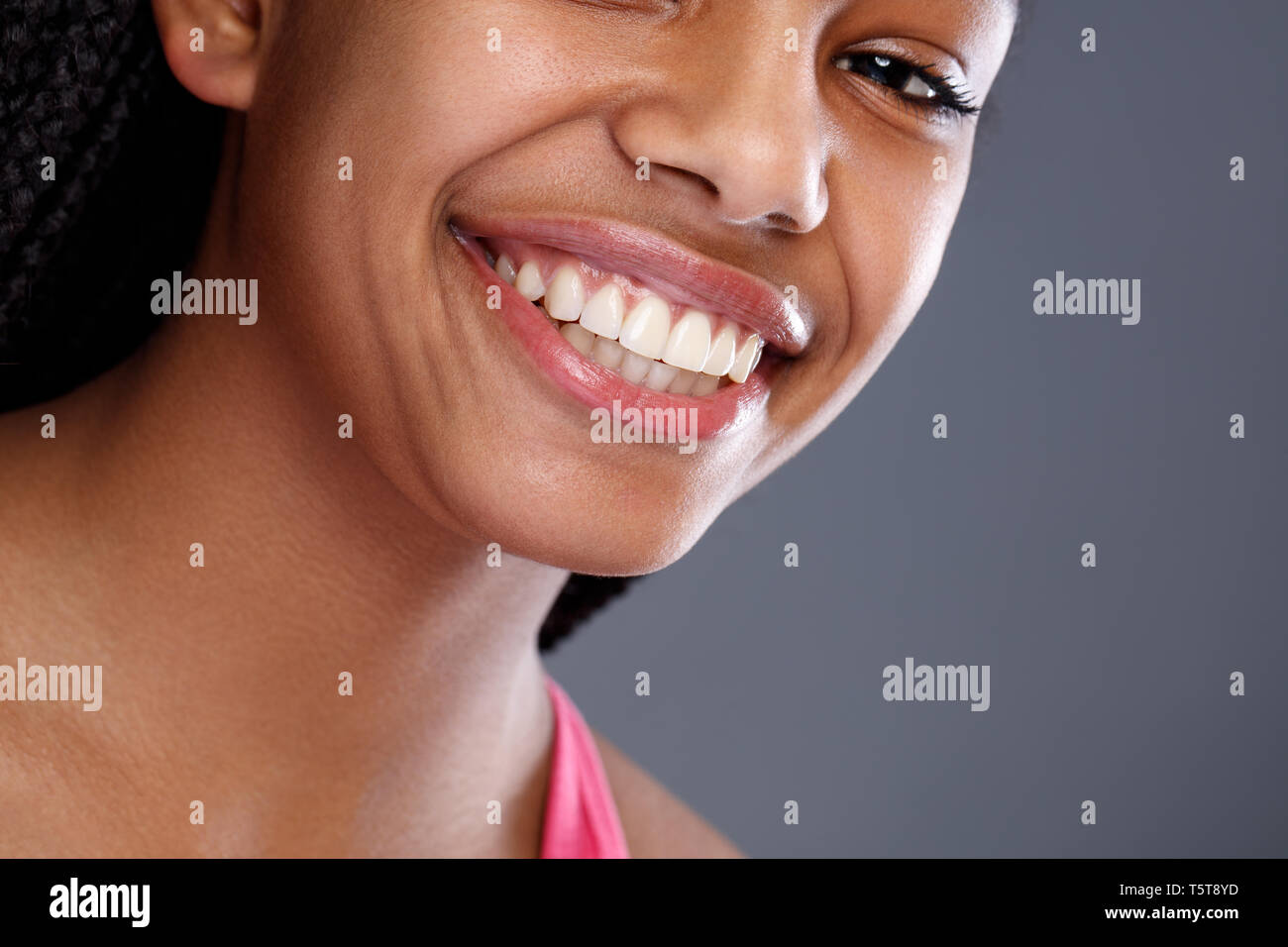 Nahaufnahme von nettes Lächeln der afrikanischen Mädchen mit schönen weißen Zähne Stockfoto