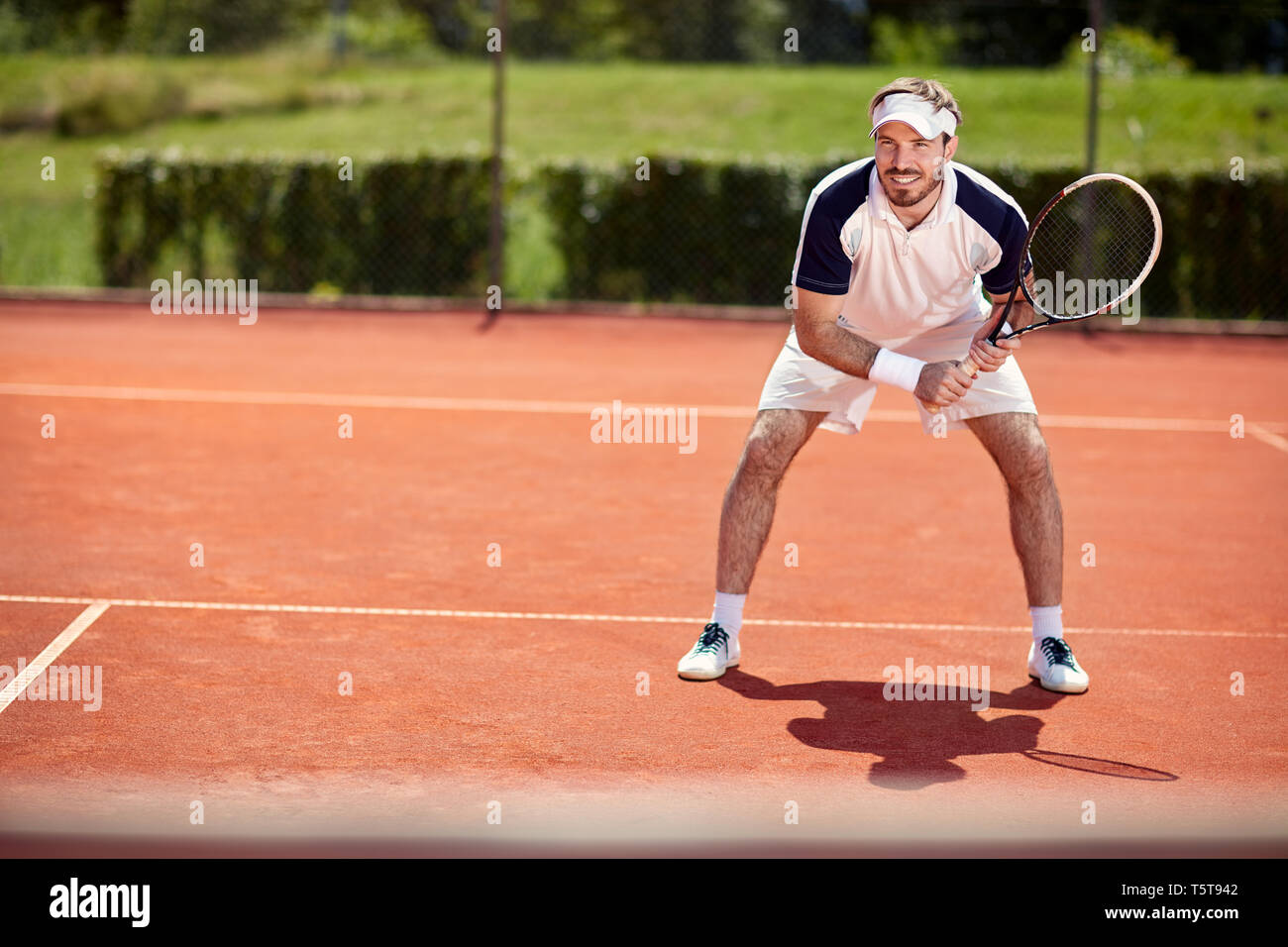 Männliche professionell tennis player auf Tennisplatz Stockfoto