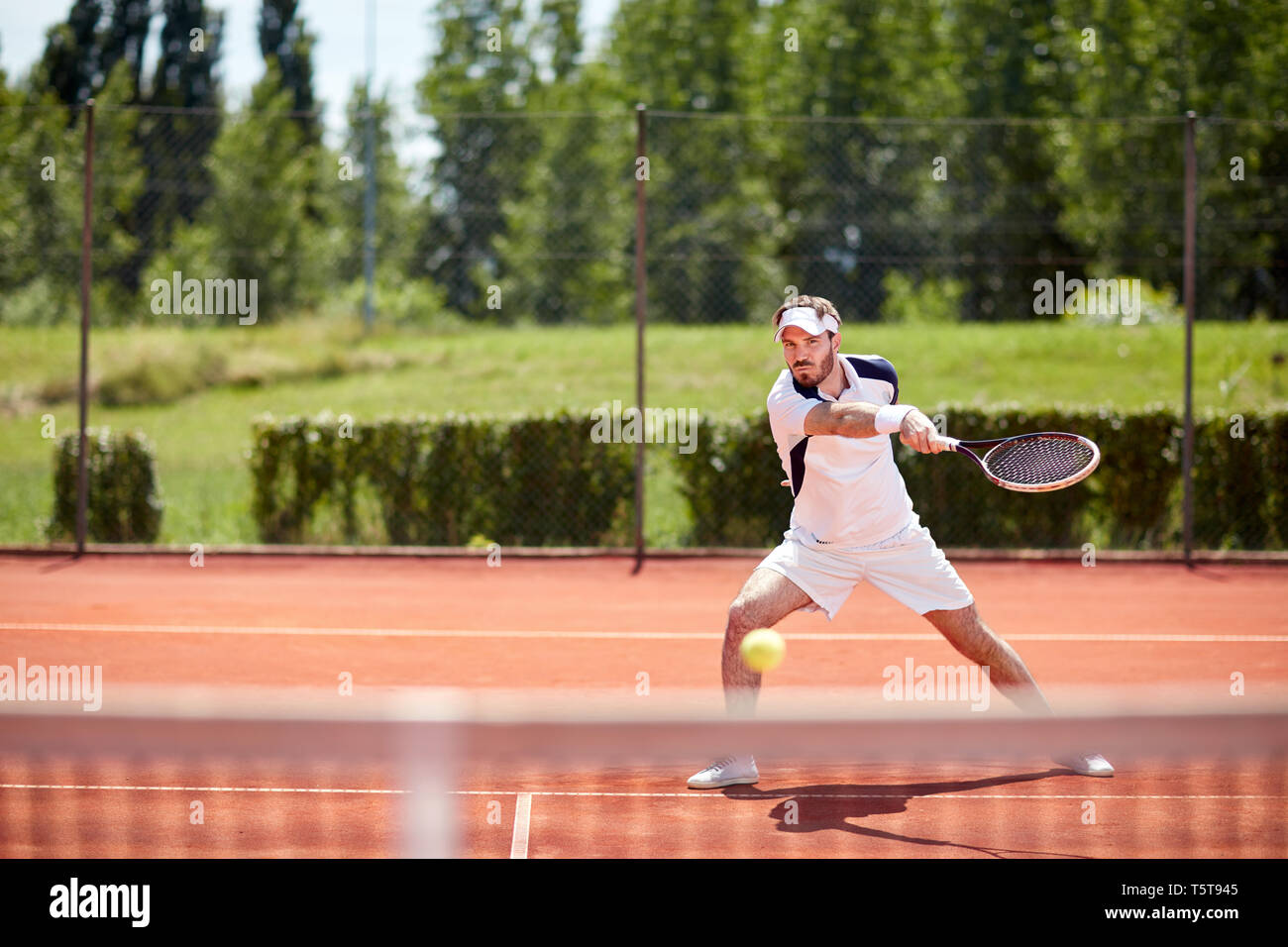 Tennis Player Smash-ball auf Tennisplatz Stockfoto