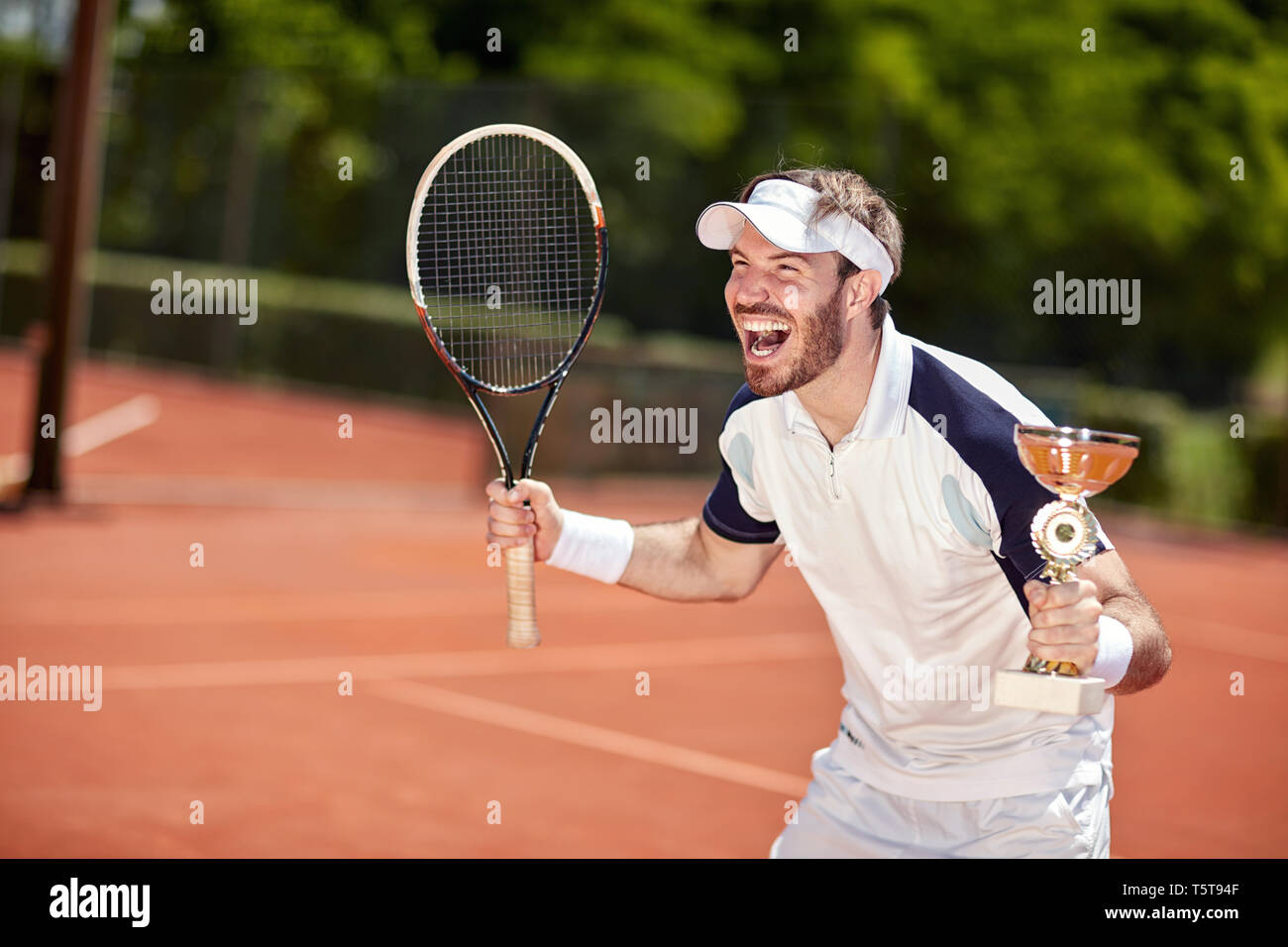 Freude männliche Sieger im Tennis Match Stockfoto