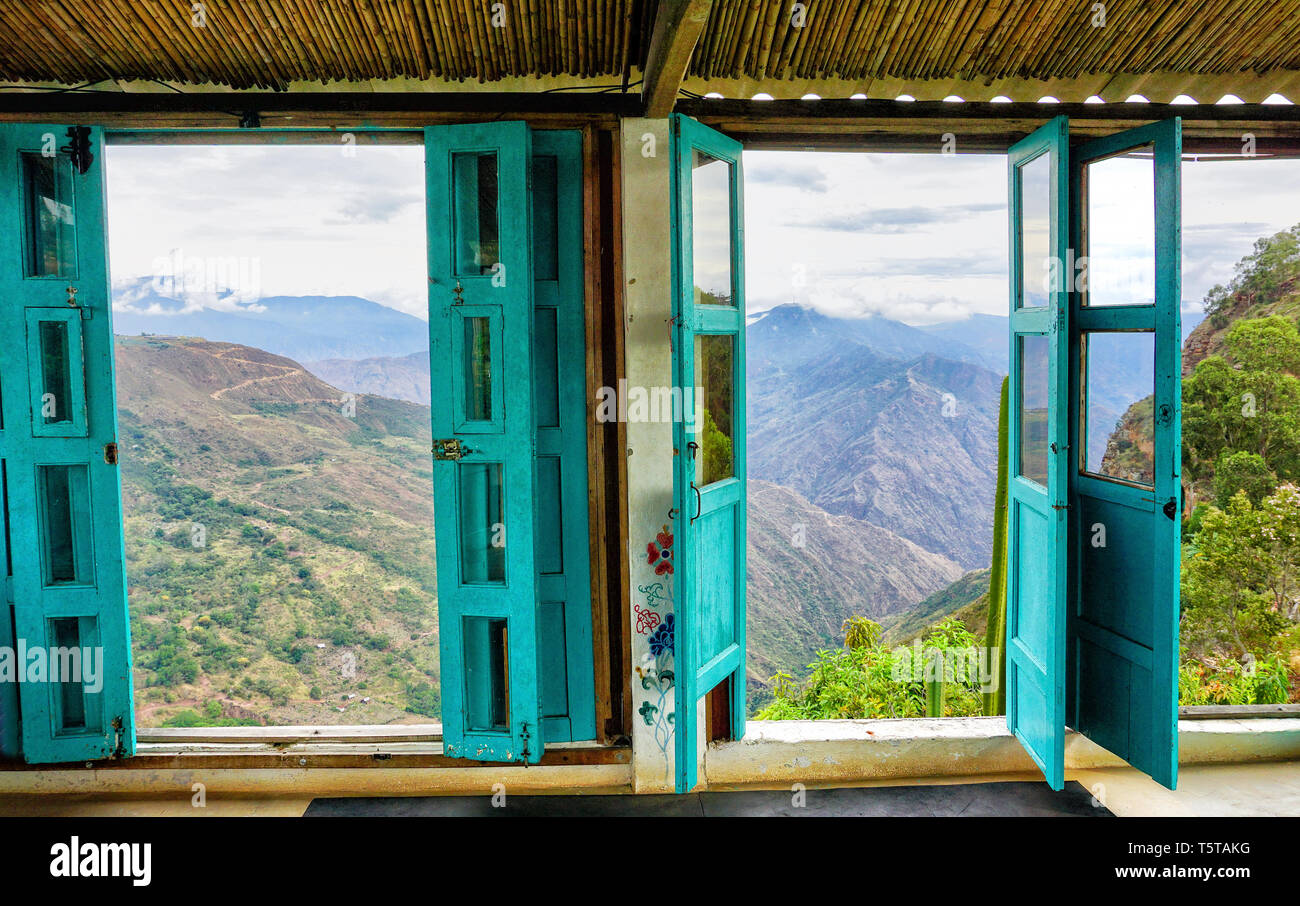 Canyon Blick aus dem Fenster in einem Landhaus in Mesa de los Santos, Kolumbien Stockfoto