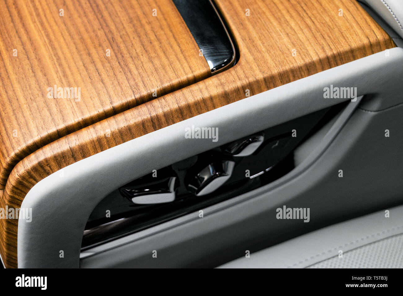 Moderner Luxus Auto weiss Leder Interieur mit natürlichem Holz