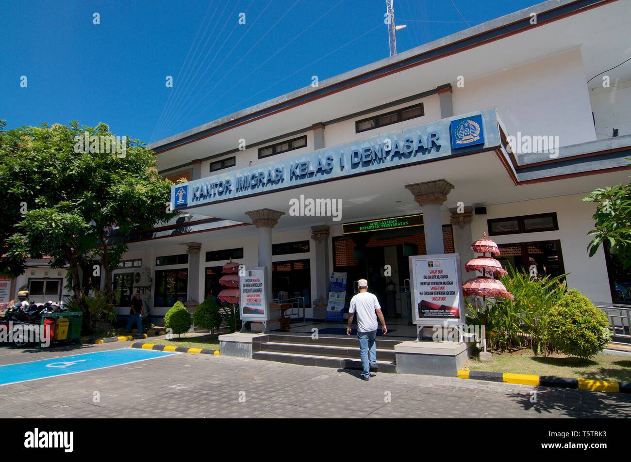 Denpasar, Bali, Indonesien - 24. April 2019: Seitenansicht des Gebäudes von Außen das Immigration Office (Kantor Imigrasi) in Denpasar. Während einige zu Stockfoto