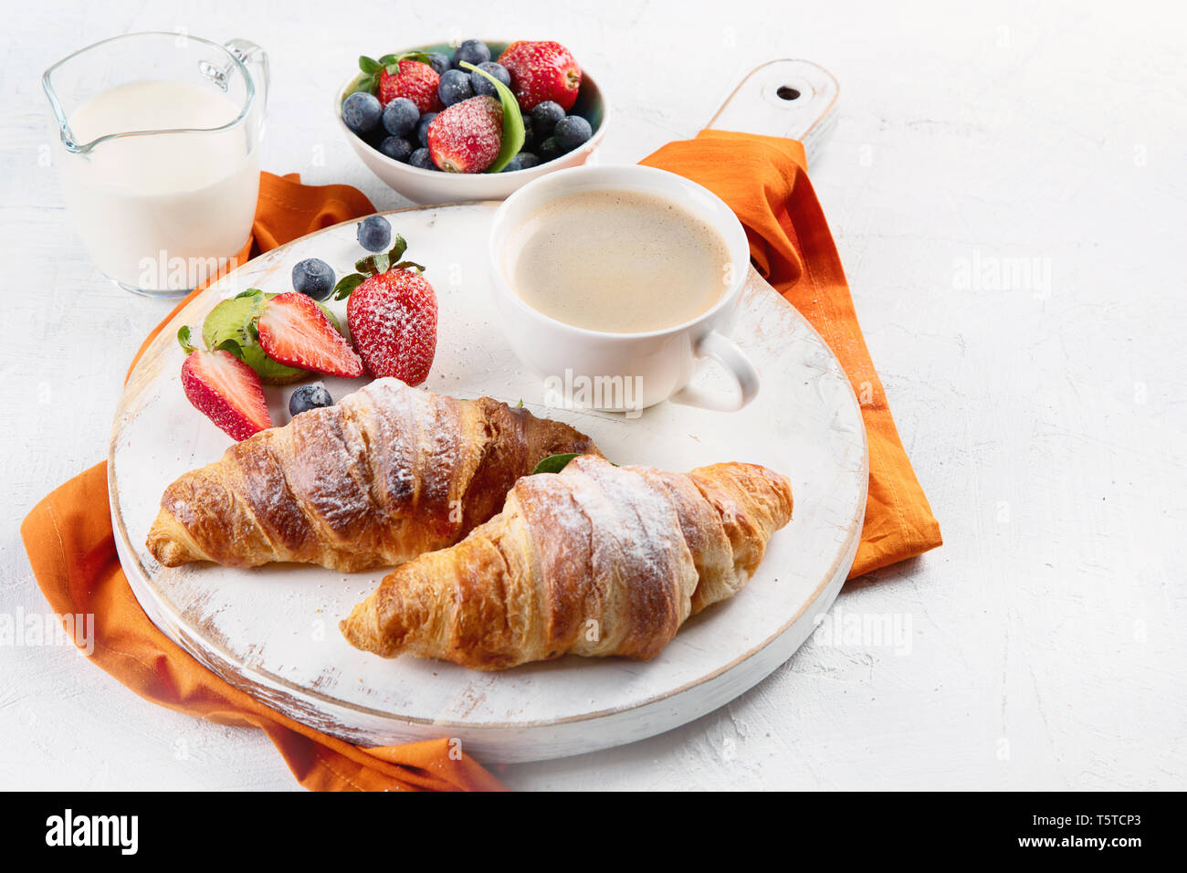 Frühstück mit frischen Croissants und Kaffee. Perfekter Start in Tag. Stockfoto