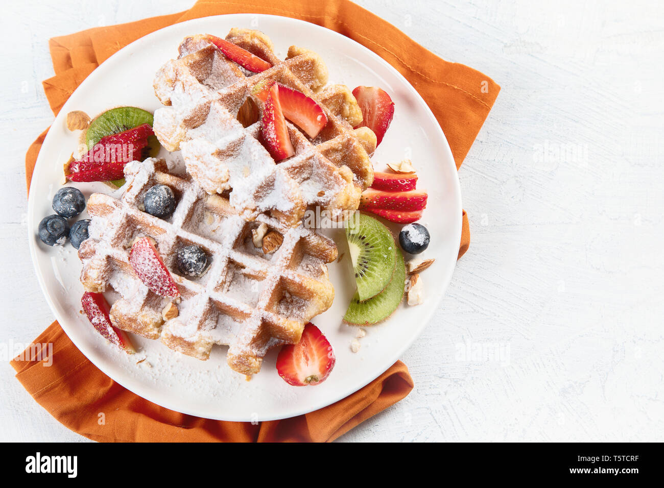 Traditionelle belgische Waffeln mit frischen Obst. top View Stockfoto