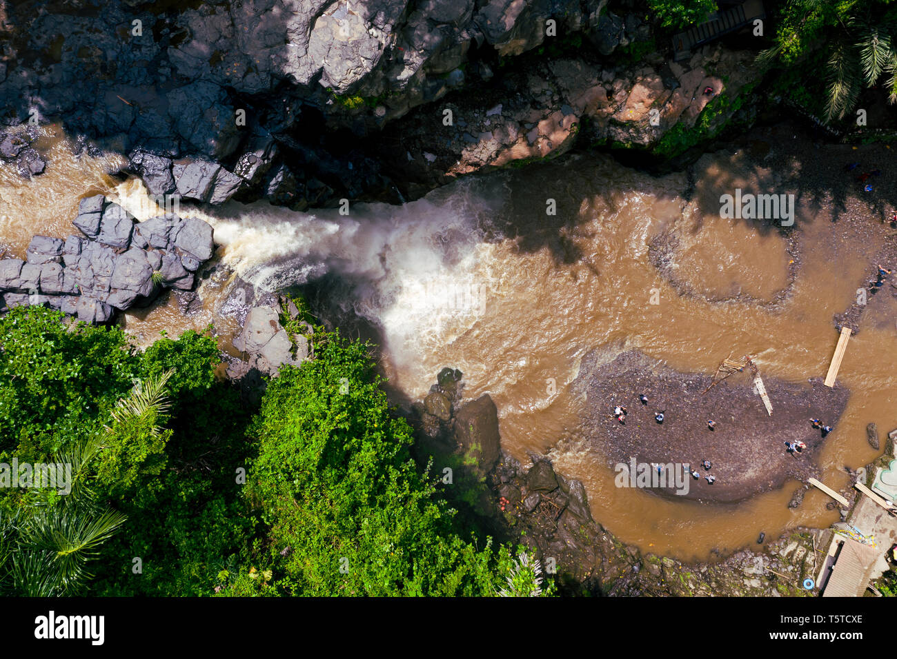 Tegenungan Wasserfall ist ein Wasserfall in Bali, Indonesien und ist an der Tegenungan Kemenuh Dorf, in Gianyar, nördlich von der Hauptstadt Denpasar. Stockfoto