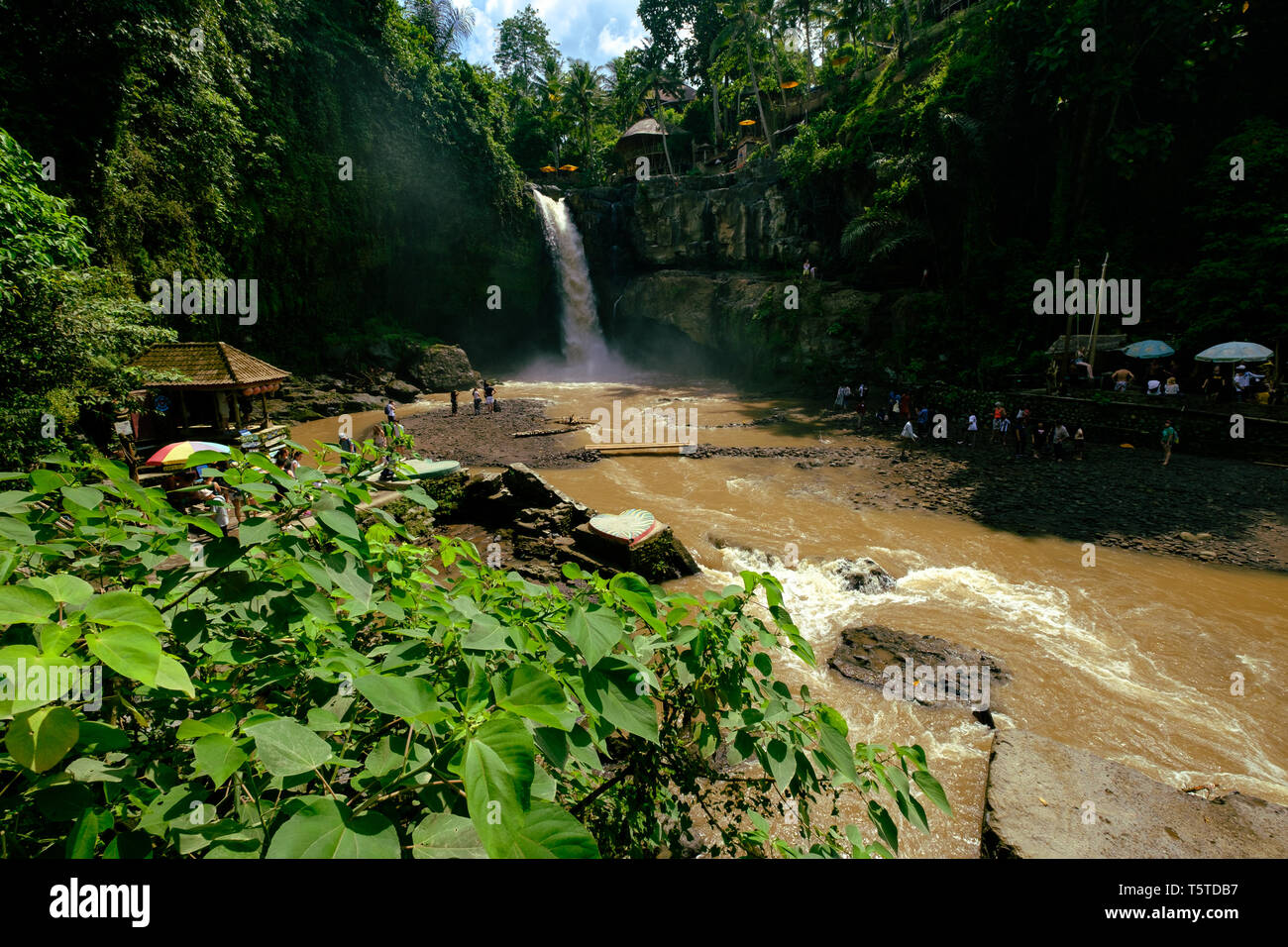 Tegenungan Wasserfall ist ein Wasserfall in Bali, Indonesien und ist an der Tegenungan Kemenuh Dorf, in Gianyar, nördlich von der Hauptstadt Denpasar. Stockfoto